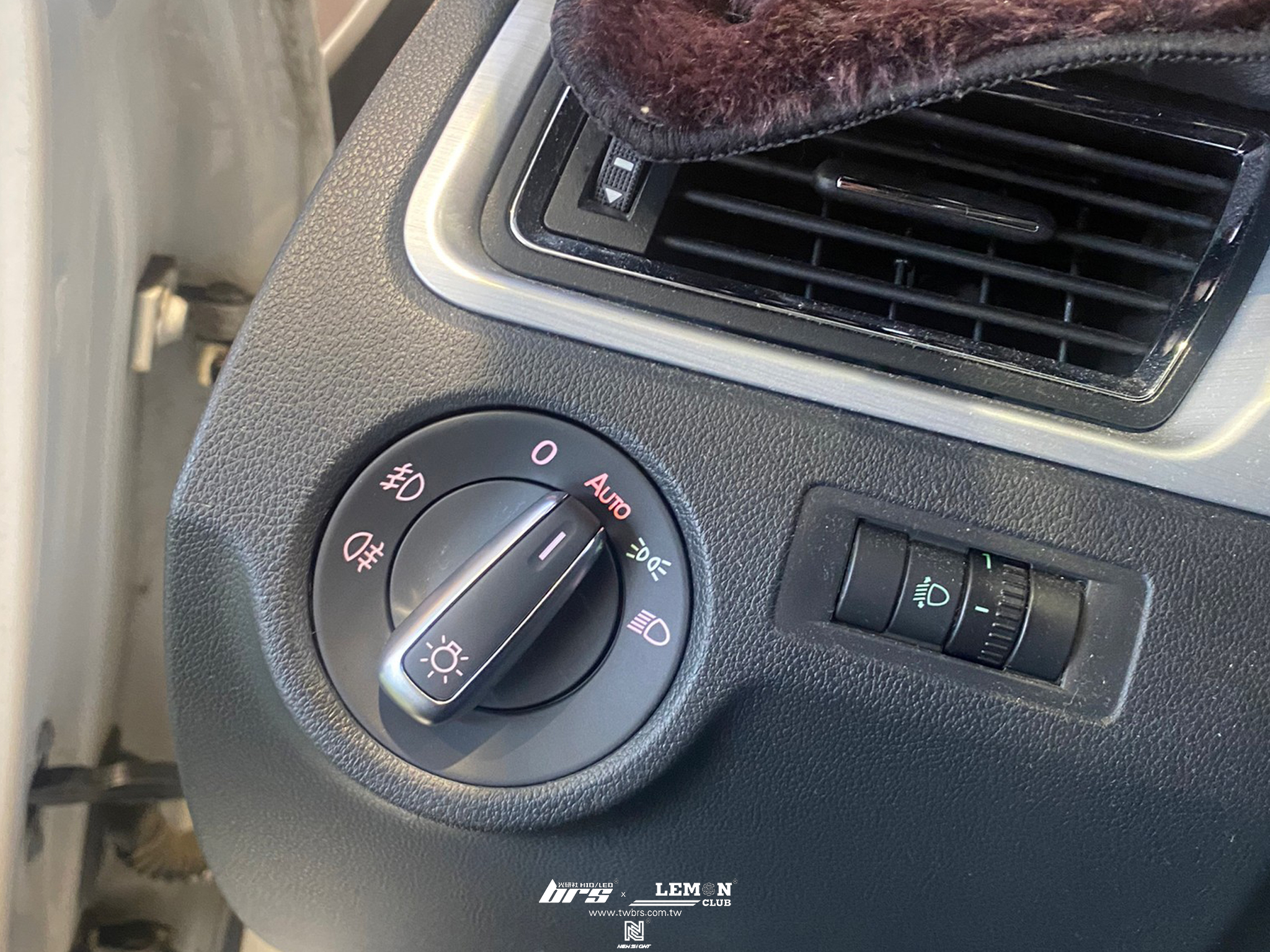 Skoda Rapid 安裝 自動大燈開關模組