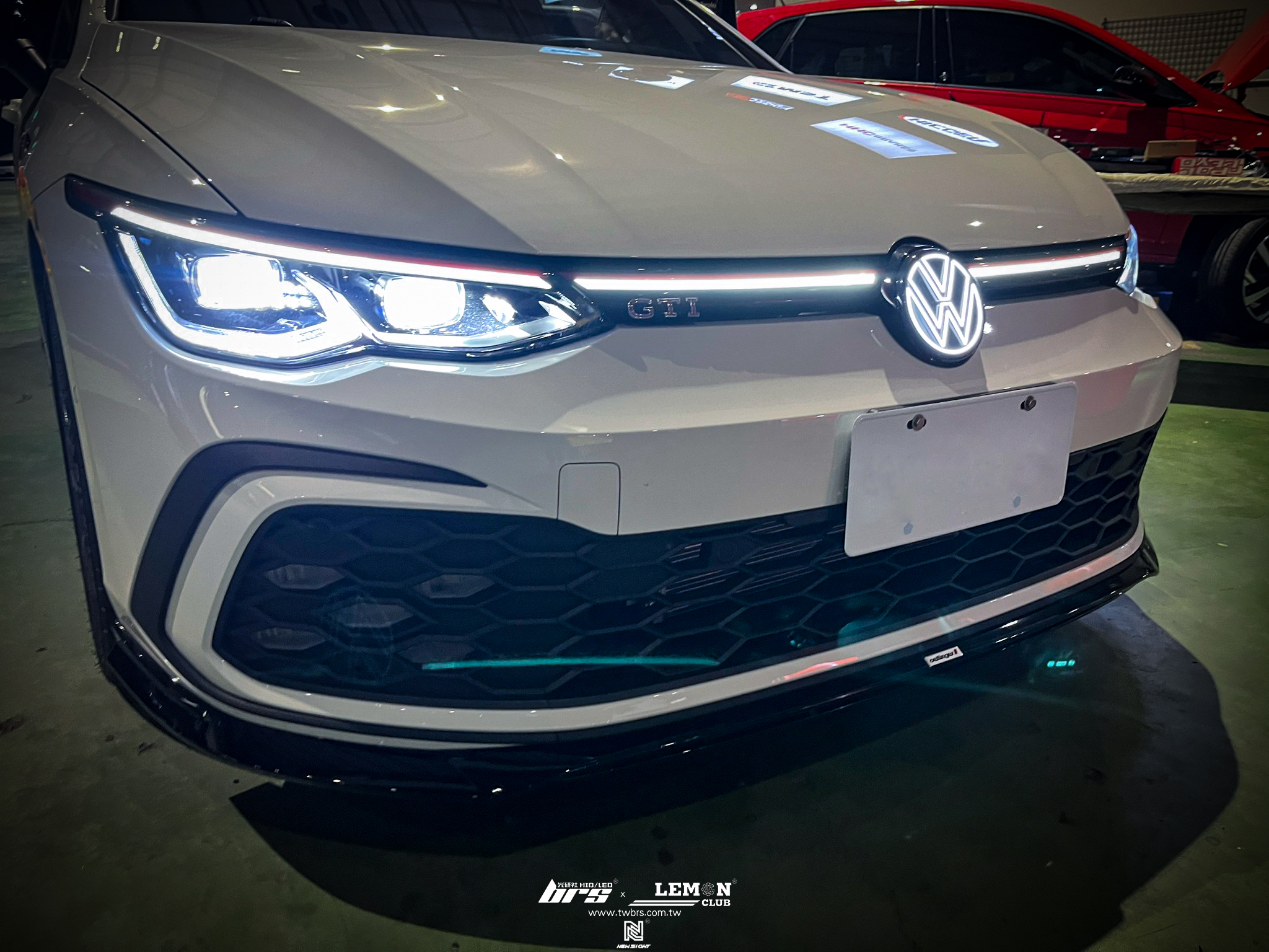 Volkswagen Golf 8 GTI 安裝 發光廠徽