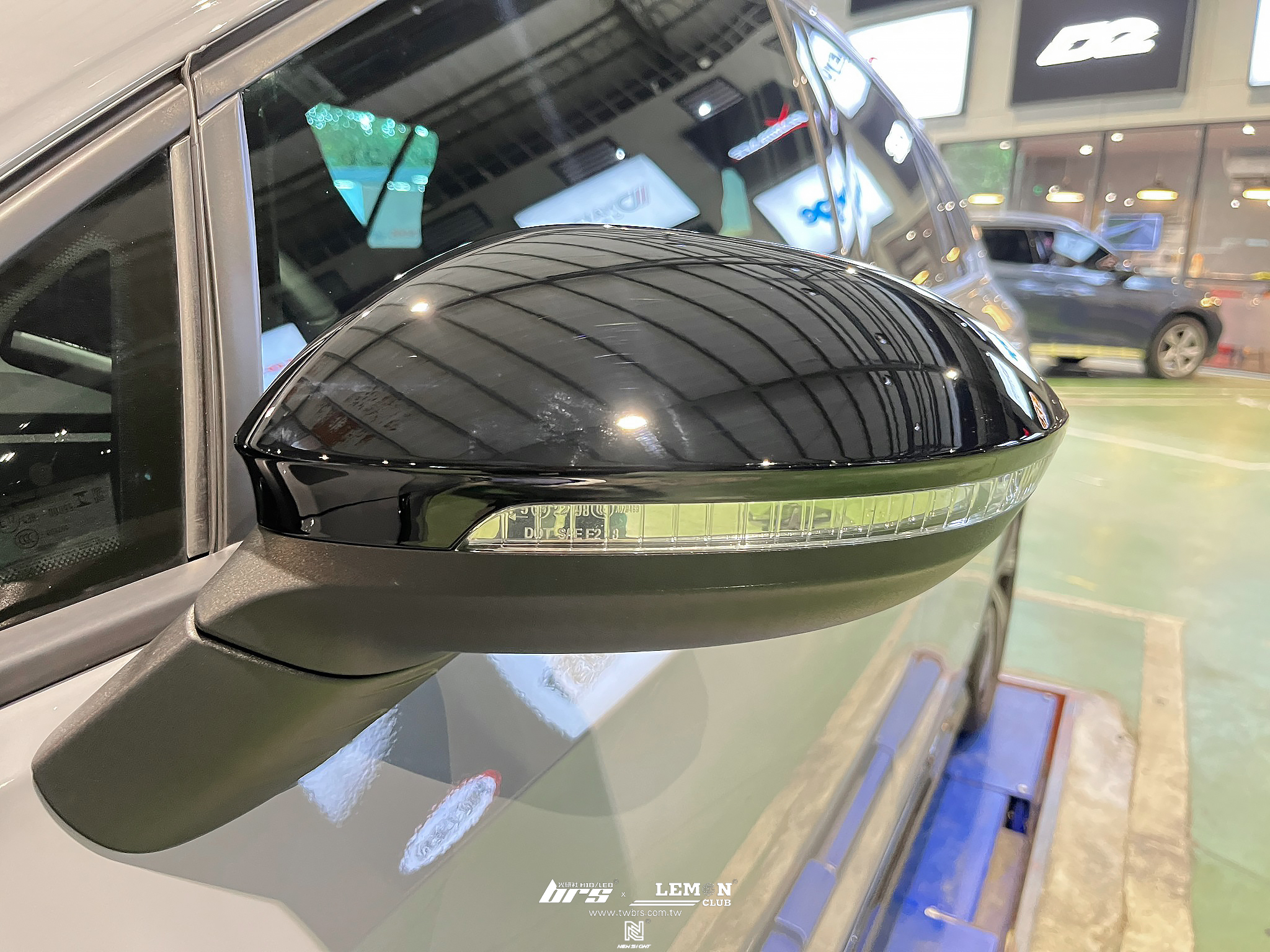 Volkswagen Golf 8 安裝 鋼琴黑後視鏡蓋