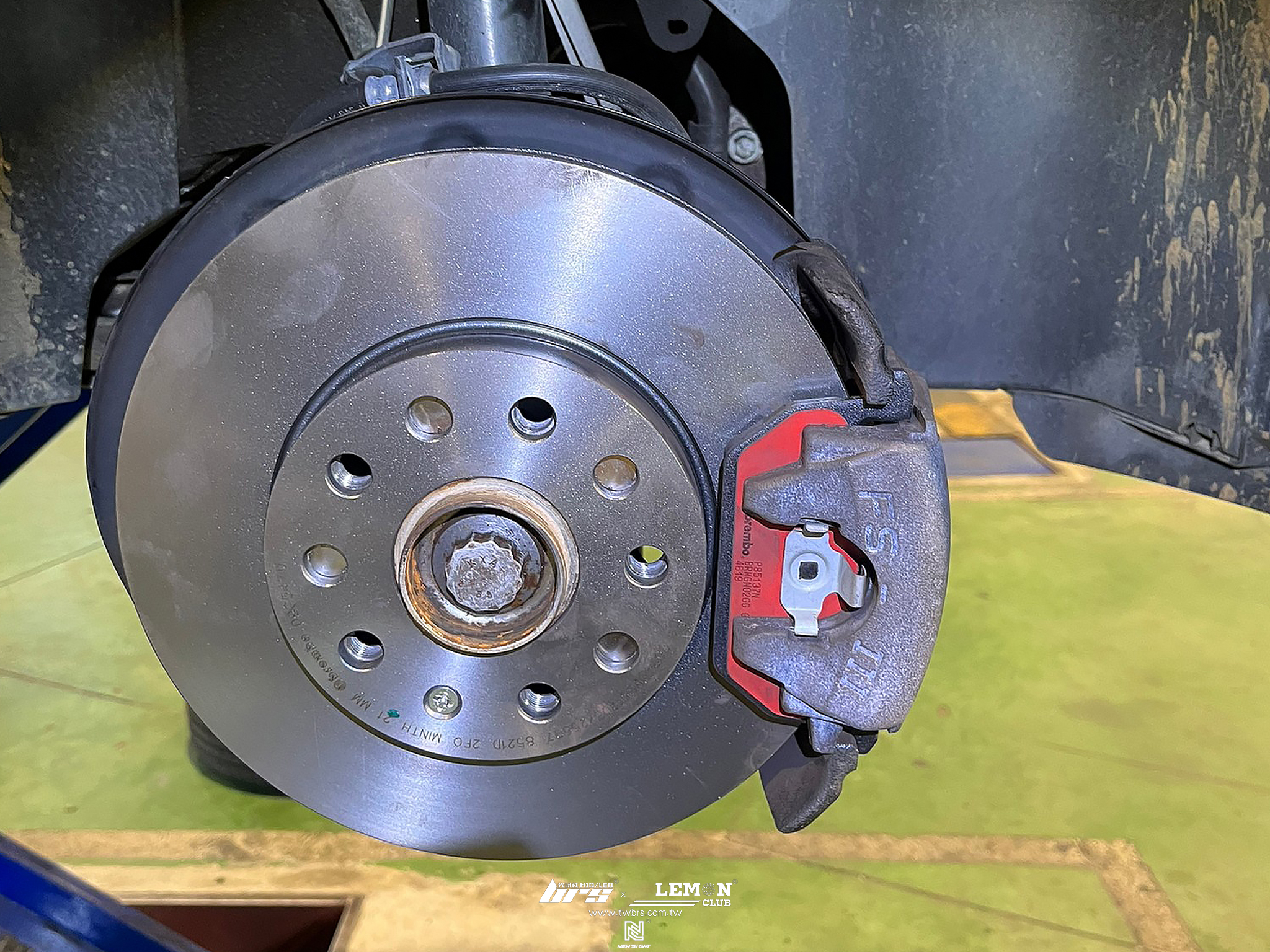 Skoda Octavia 保養(萊茵機油5W30+原廠機油芯+原廠洩油螺絲+墊片+前Brembo276x24碟盤+後Brembo253x10碟盤+前後Brembo來令片(紅皮)