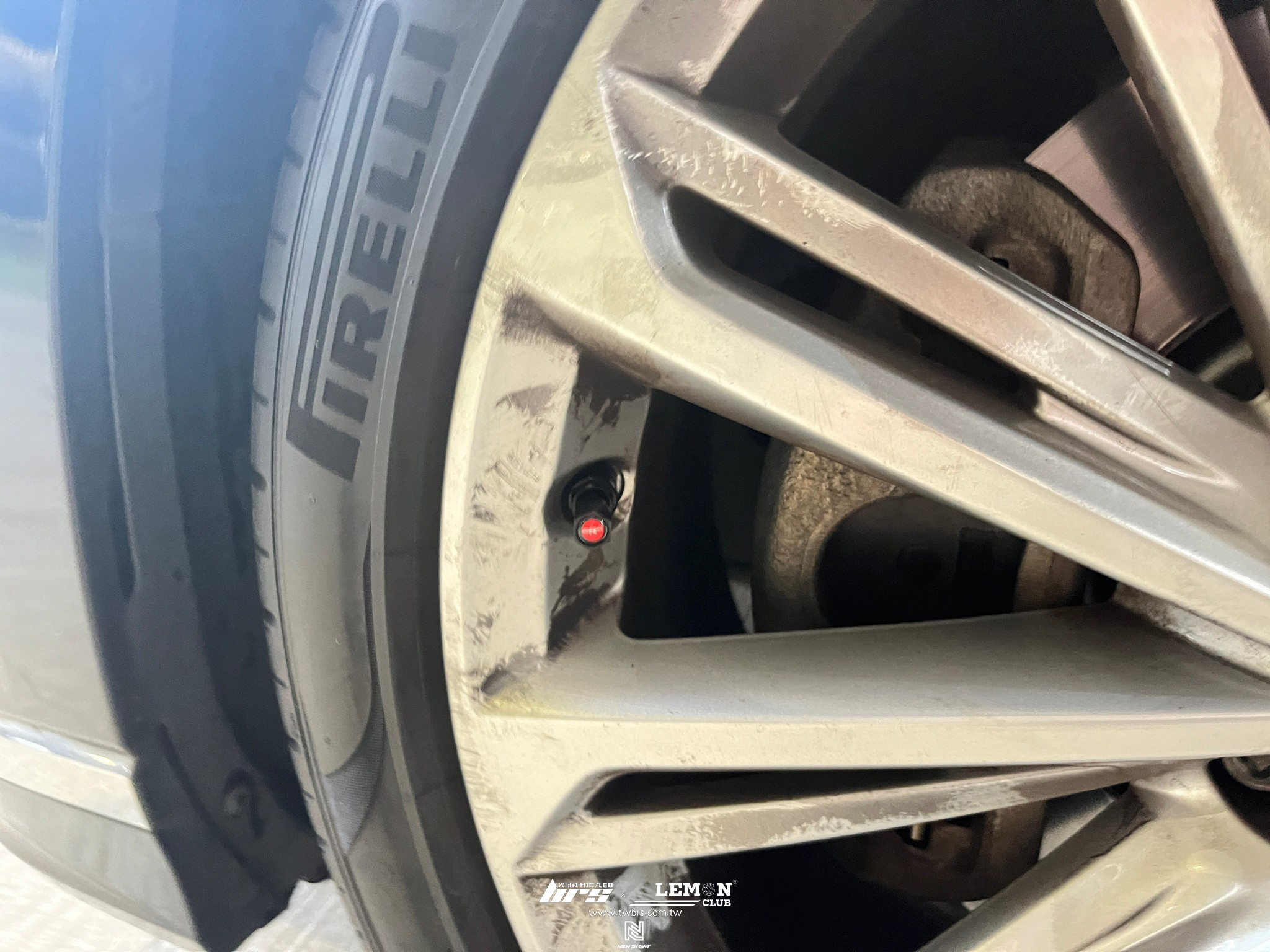 Volkswagen Passat B8 安裝 原廠直接式胎壓系統搭配ORO金屬黑氣嘴