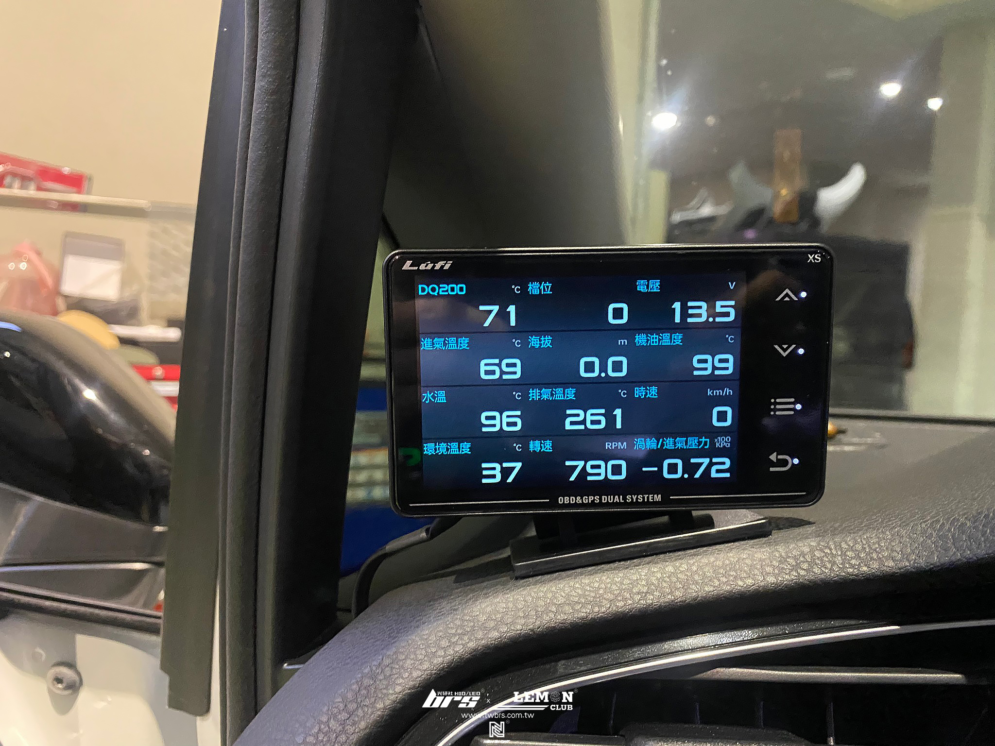 Volkswagen Touran 安裝 Leyo排檔頭+LUFI多功能顯示器(三代)