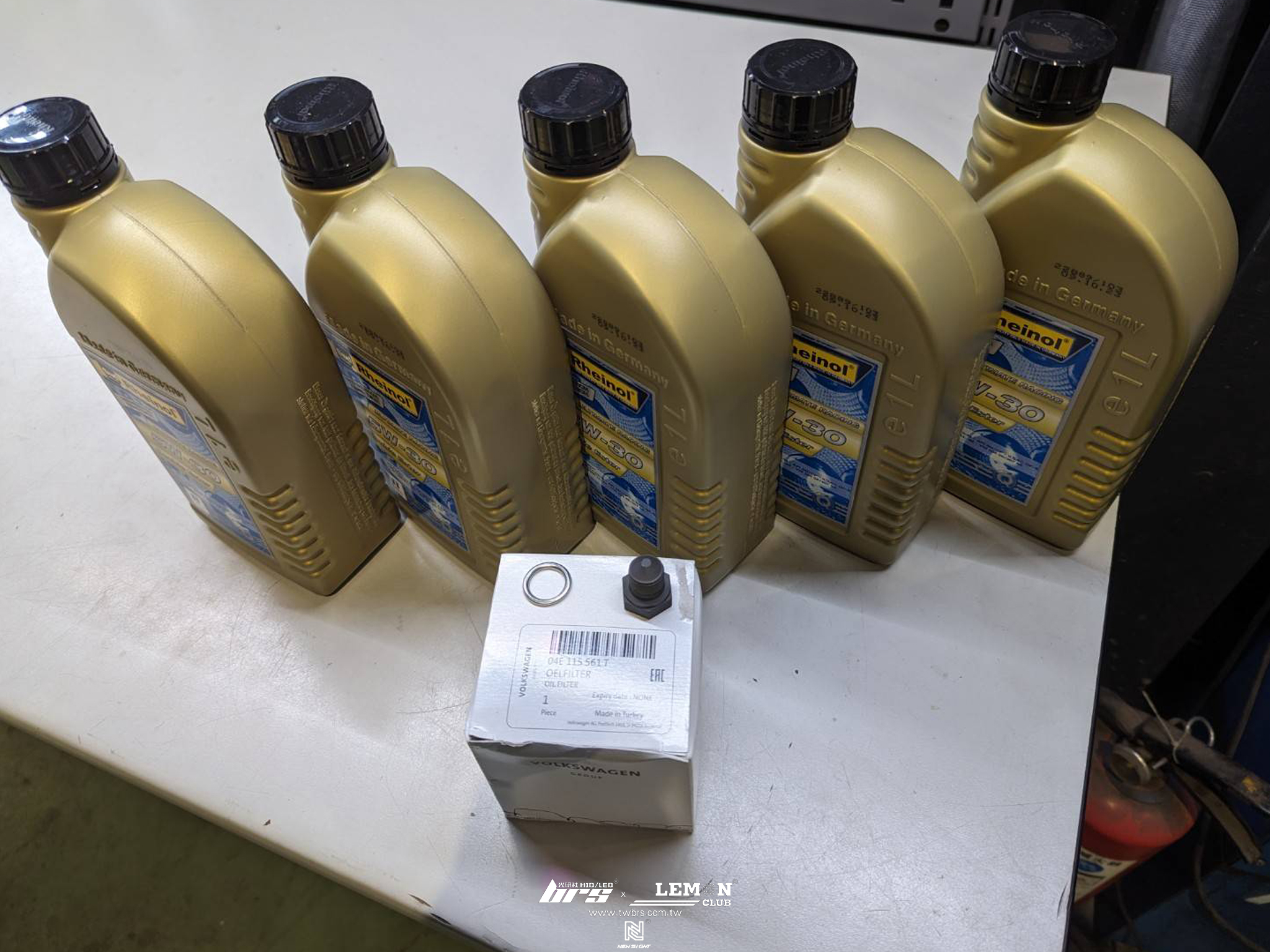 Skoda Superb 保養(德國Rheinol萊茵機油5W30+原廠機油芯+原廠洩油螺絲+原廠洩油螺絲墊片+原廠變速箱油+原廠閥體油+原廠進氣濾芯+原廠火星塞+DOT4號剎車油)