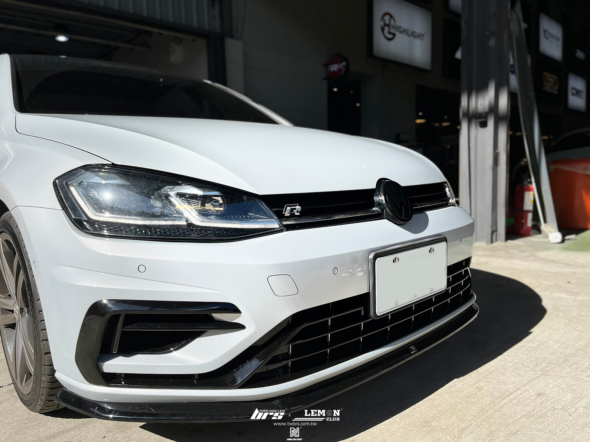 Volkswagen Golf 7.5 安裝 R 前保桿套件+側標+水箱罩標+前黑標