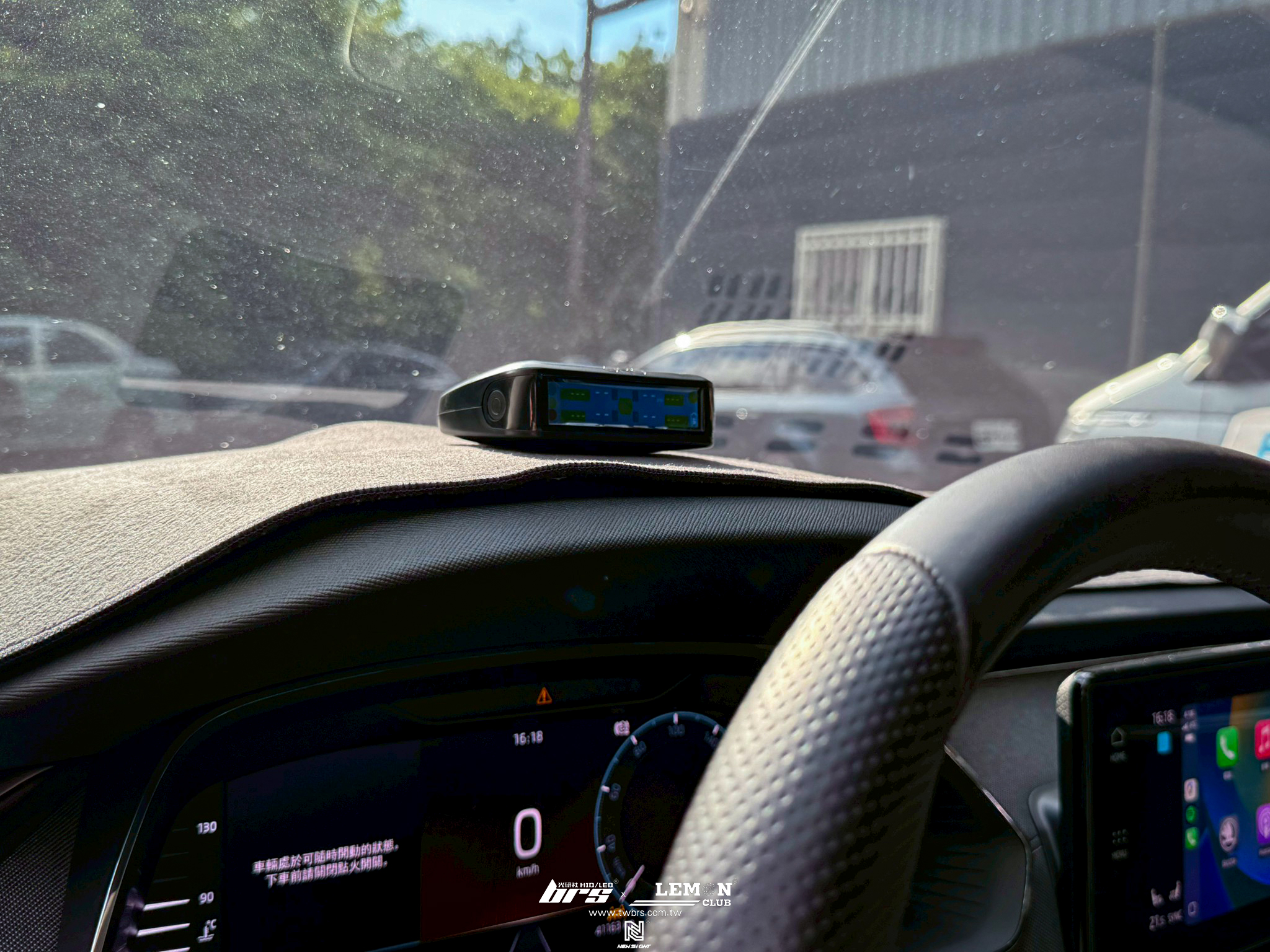 Skoda Octavia 安裝 ORO原廠太陽能胎壓偵測器搭配金屬銀氣嘴