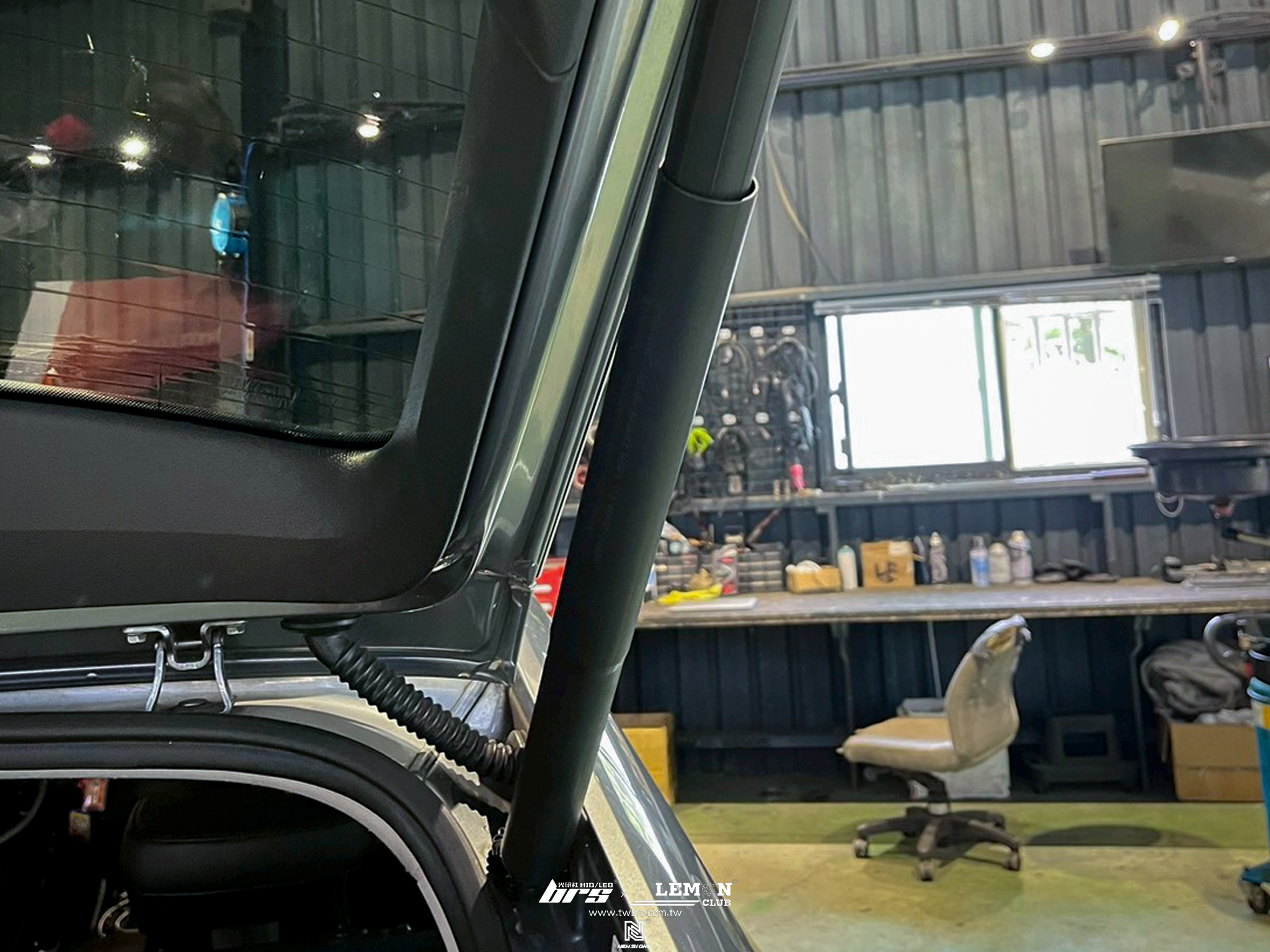 Skoda Superb 安裝 尾門撐桿(右)