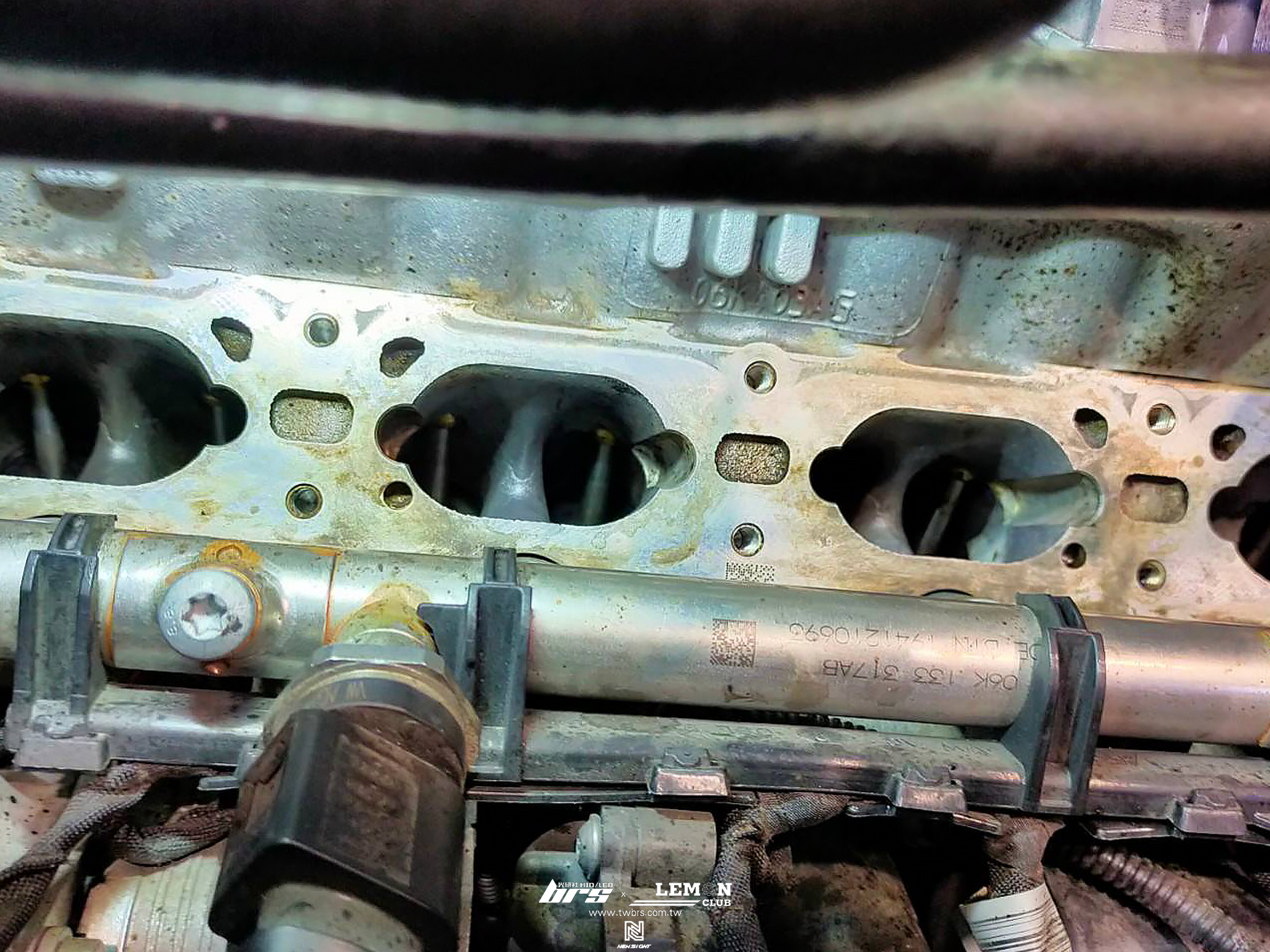 Skoda Octavia 保養(MOTUL 300V 機油5W30+原廠機油芯+原廠洩油螺絲+原廠變速箱油+原廠變速箱濾芯)+核桃沙清洗積碳