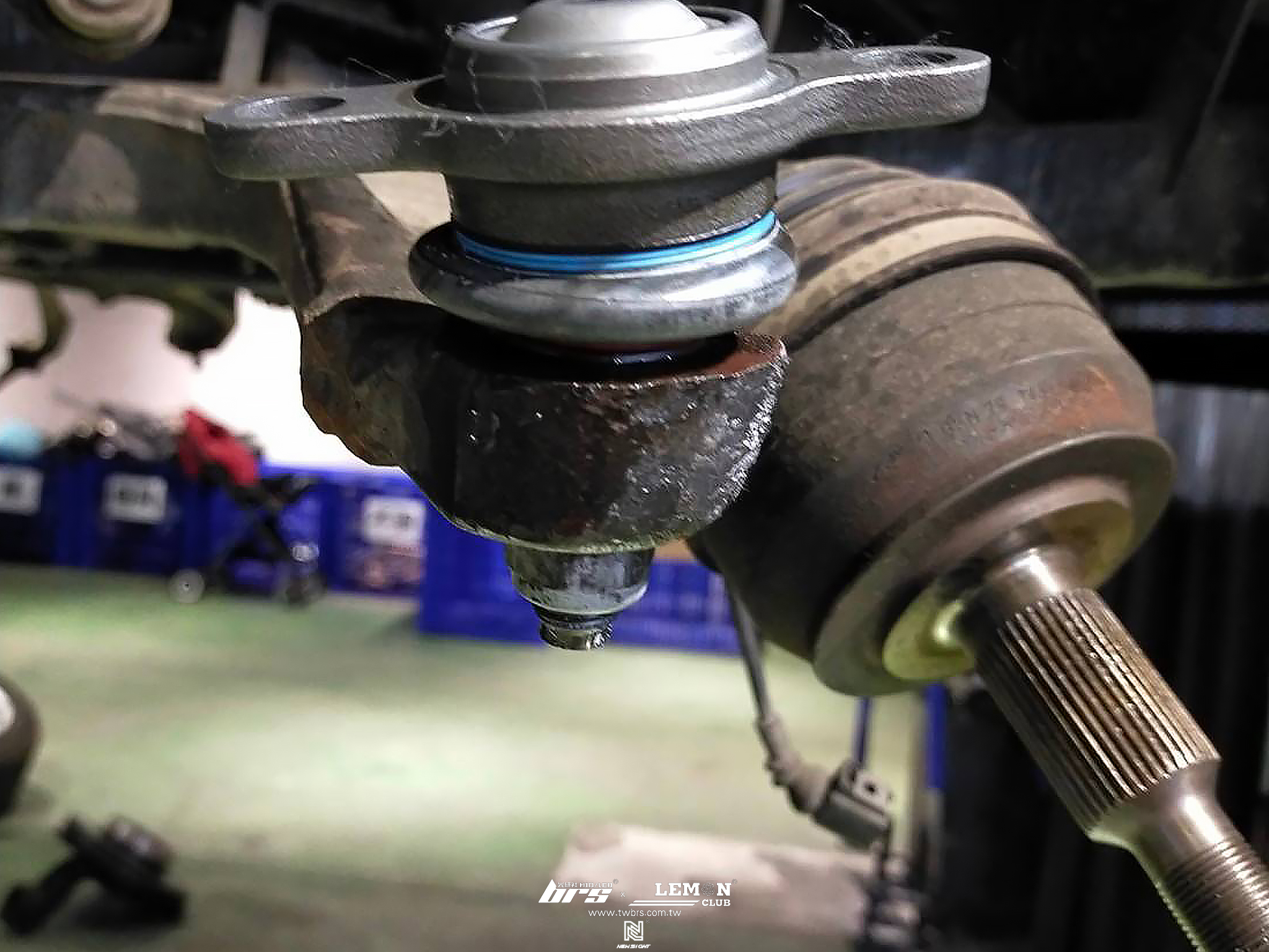 Volkswagen T5 安裝 避震器上座+軸承更換+下三角架和尚頭更換