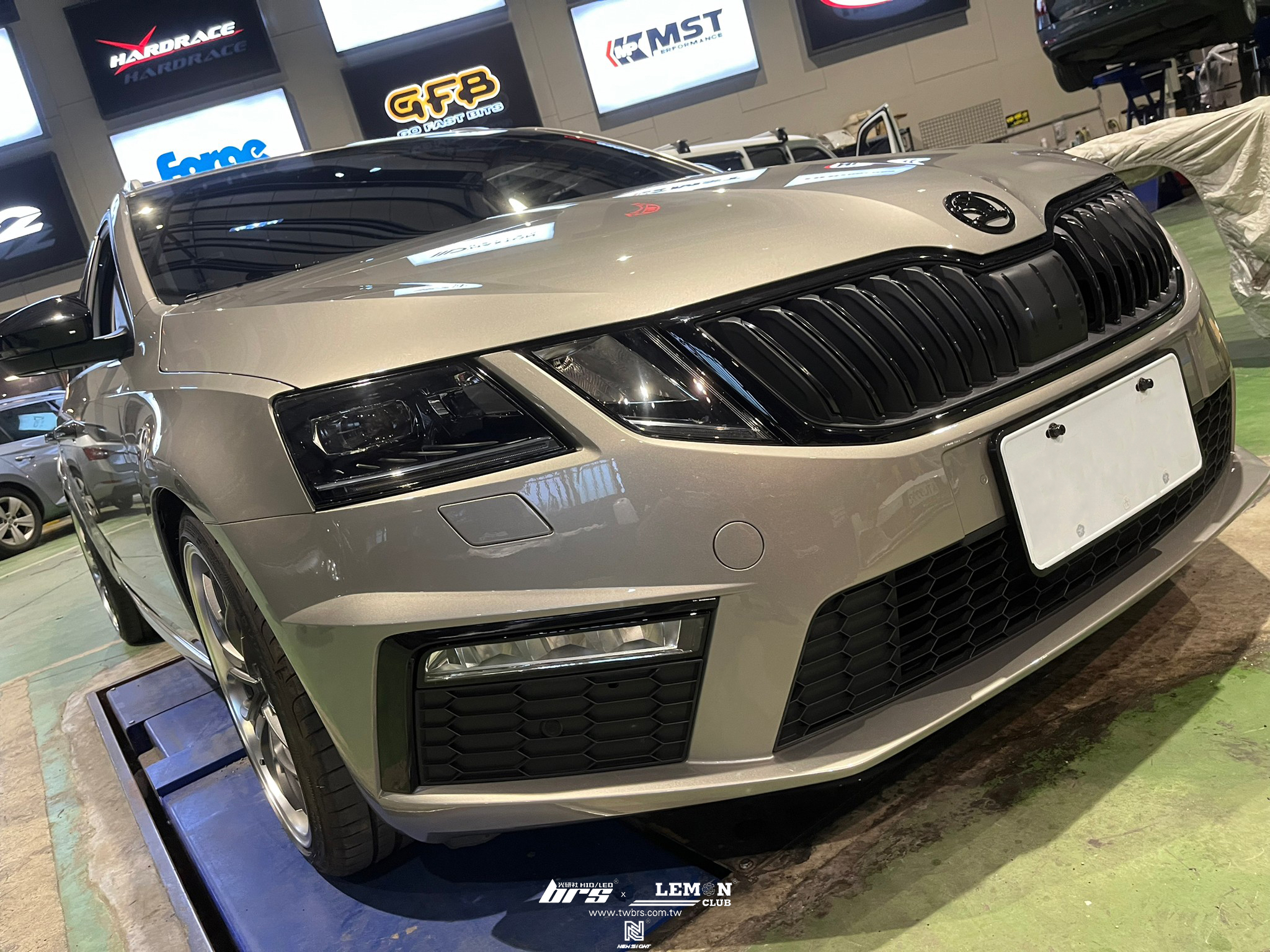 Skoda Octavia MK3.5 安裝 RS前保桿