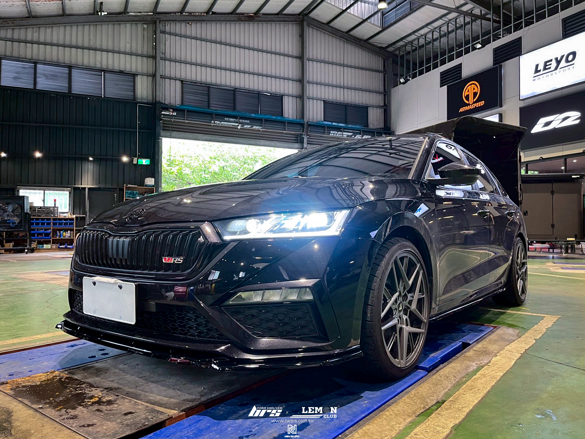 Skoda Octavia MK4 RS 安裝 引擎前下護板+類MAX前下巴-V3+類MAX側裙+類MAX鴨尾