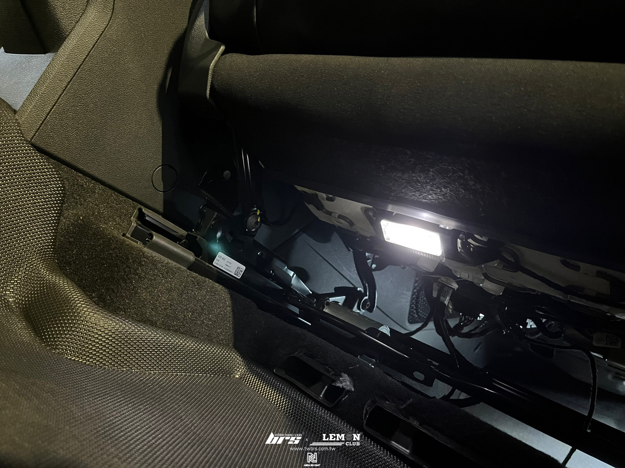 Volkswagen New Tiguan 安裝 後座腳窩燈