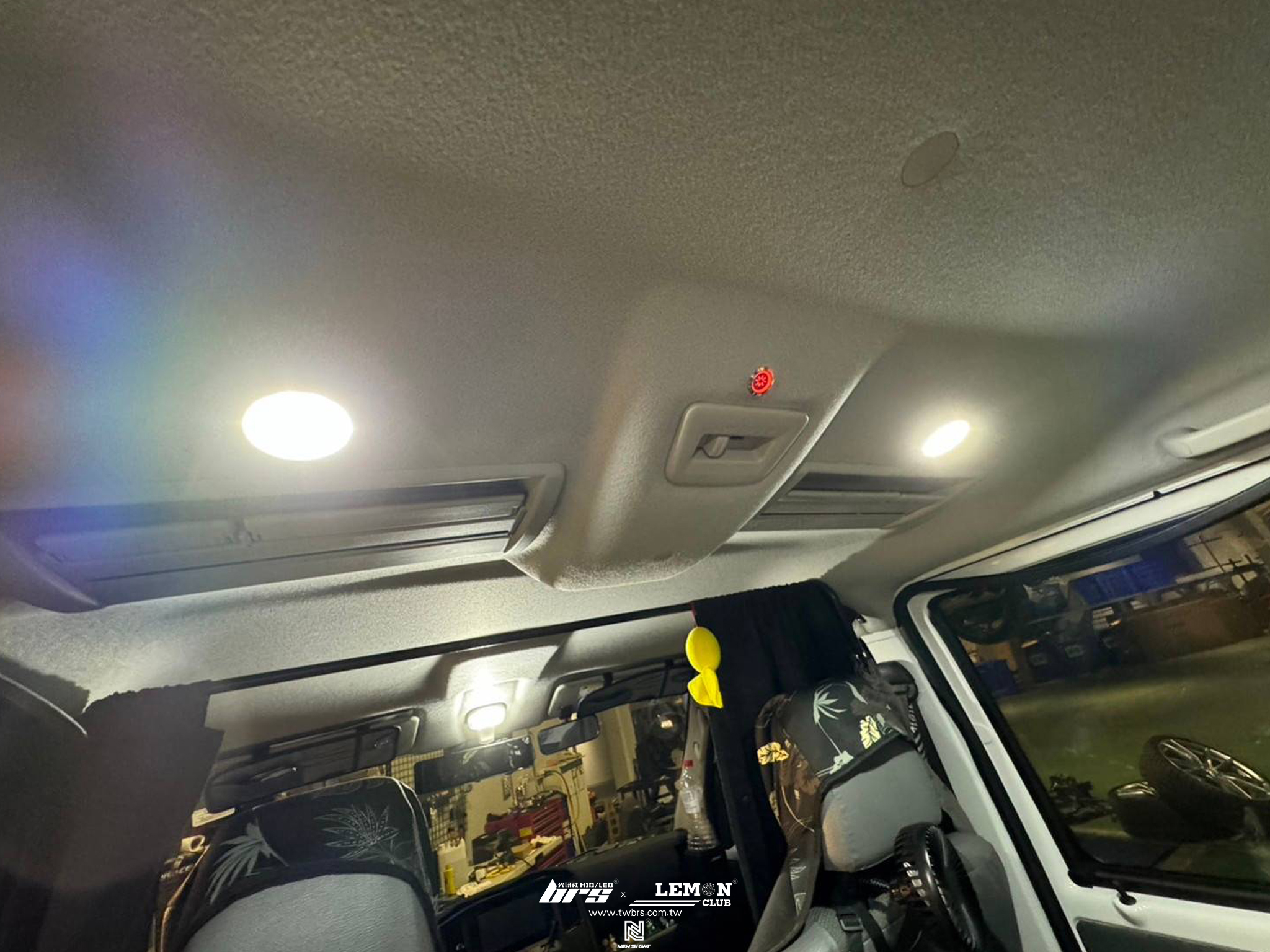 Toyota Town Ace D柱橫桿+中排照明燈