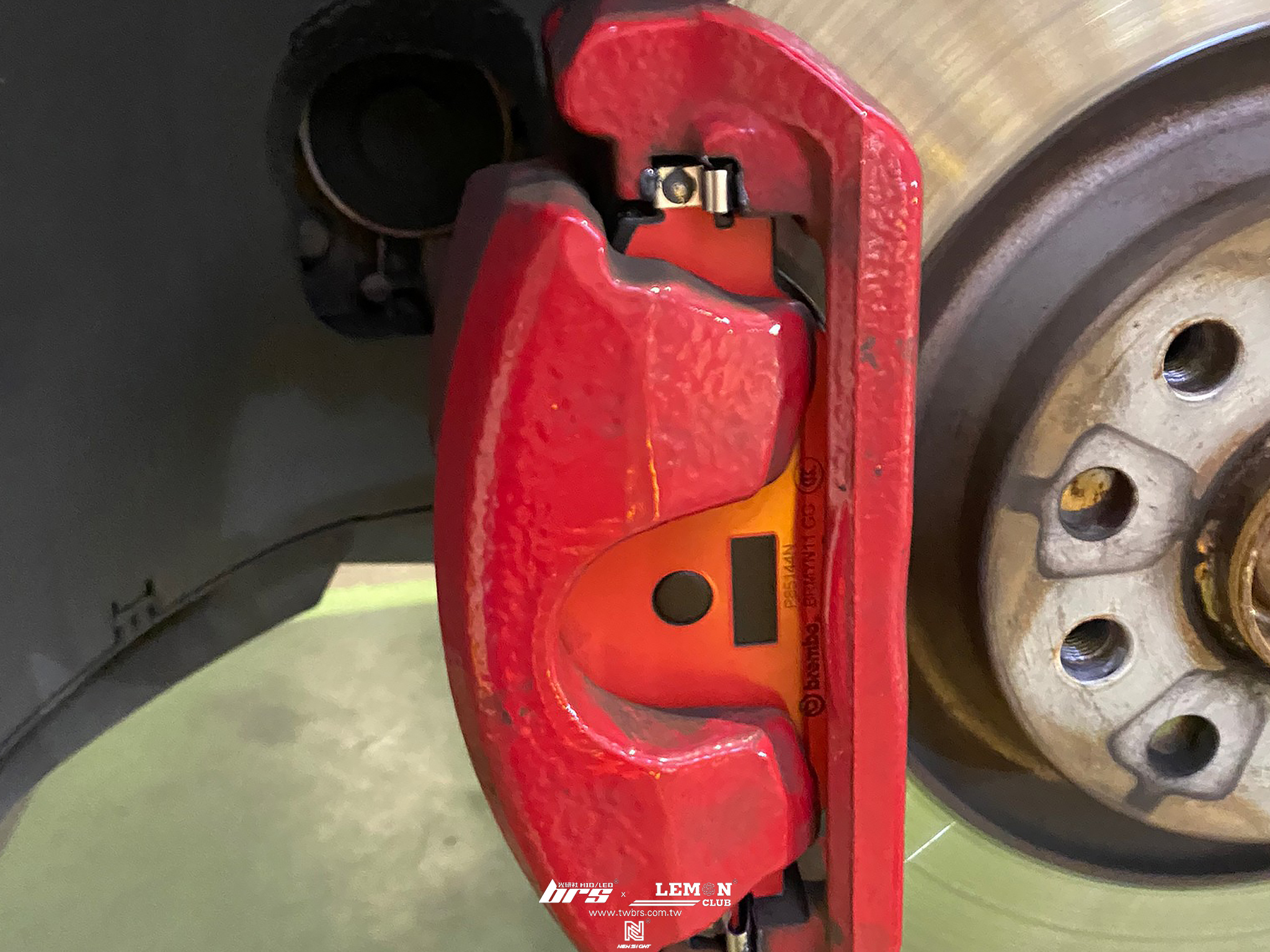 Skoda Octavia 保養 Brembo來令片(紅皮)+引擎室隔音棉