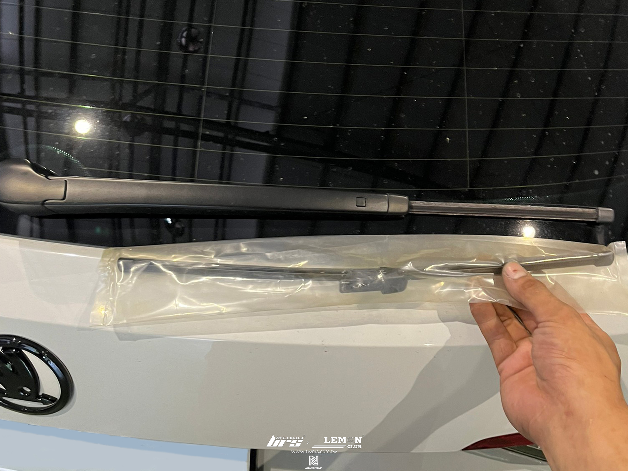 Skoda Superb 安裝 16吋後雨刷