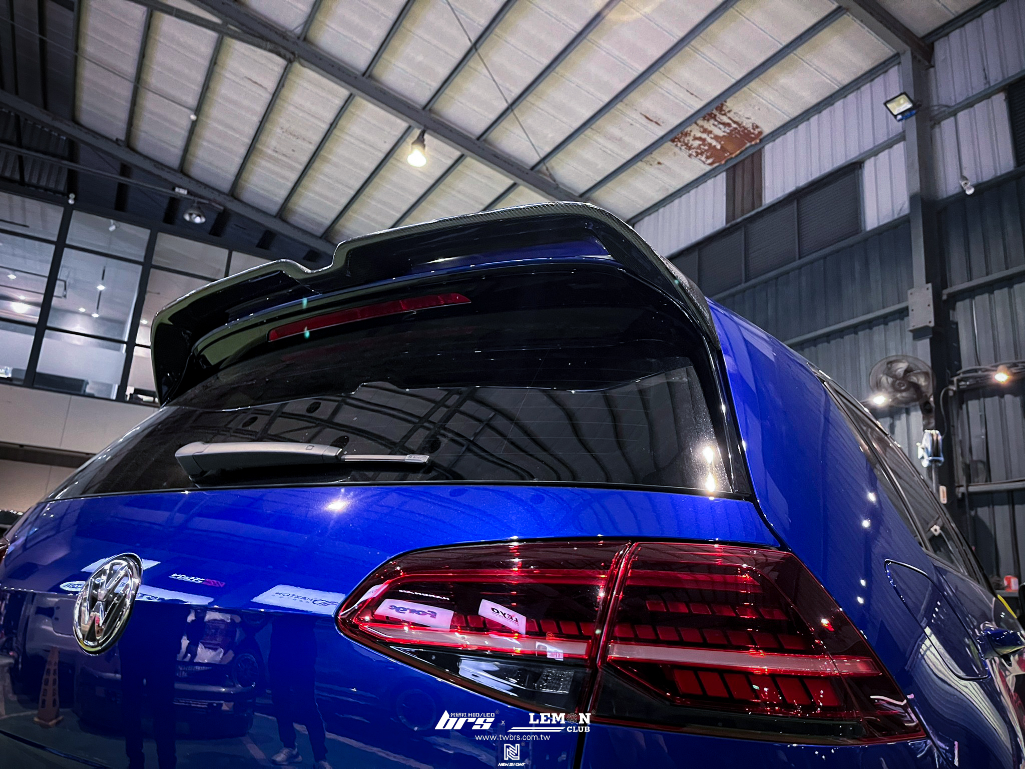 Volkswagen Golf 7.5 R 安裝 三件式前下巴+類MAX側裙+後下擾流+類MAX後下包角+前黑標+類O碳纖維尾翼