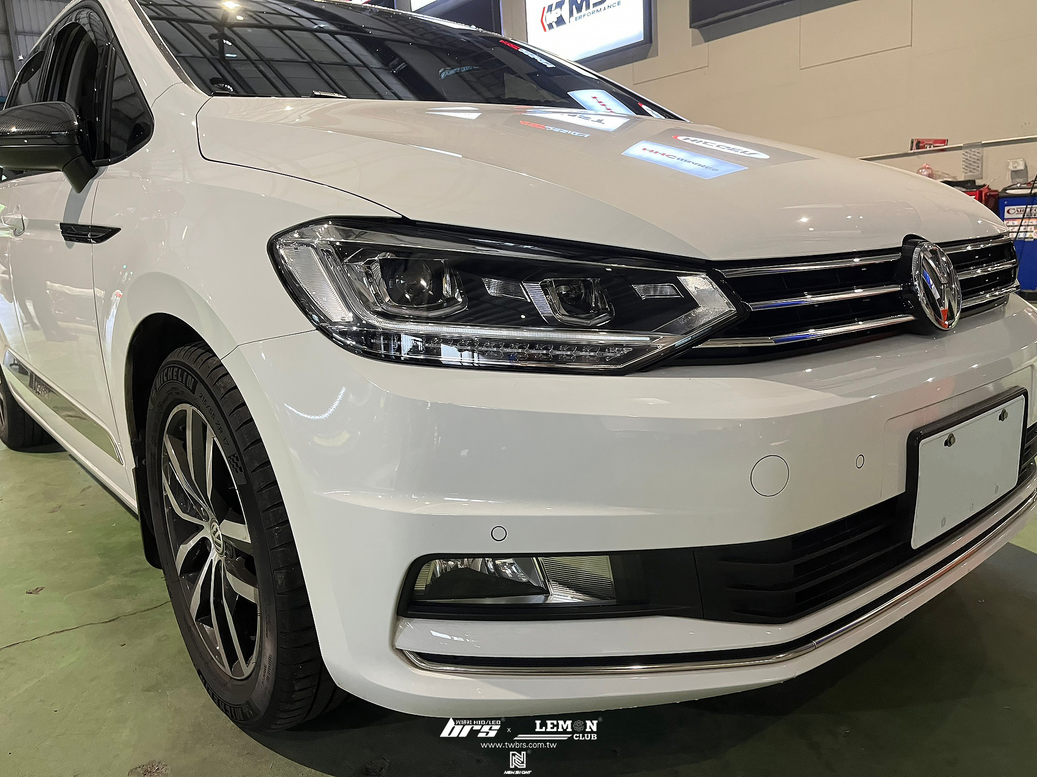 Volkswagen Touran 安裝 雙U魚眼流水大燈總成+大燈HIGHLIGHT SS款(高階款) 6000K+後視鏡流水側燈