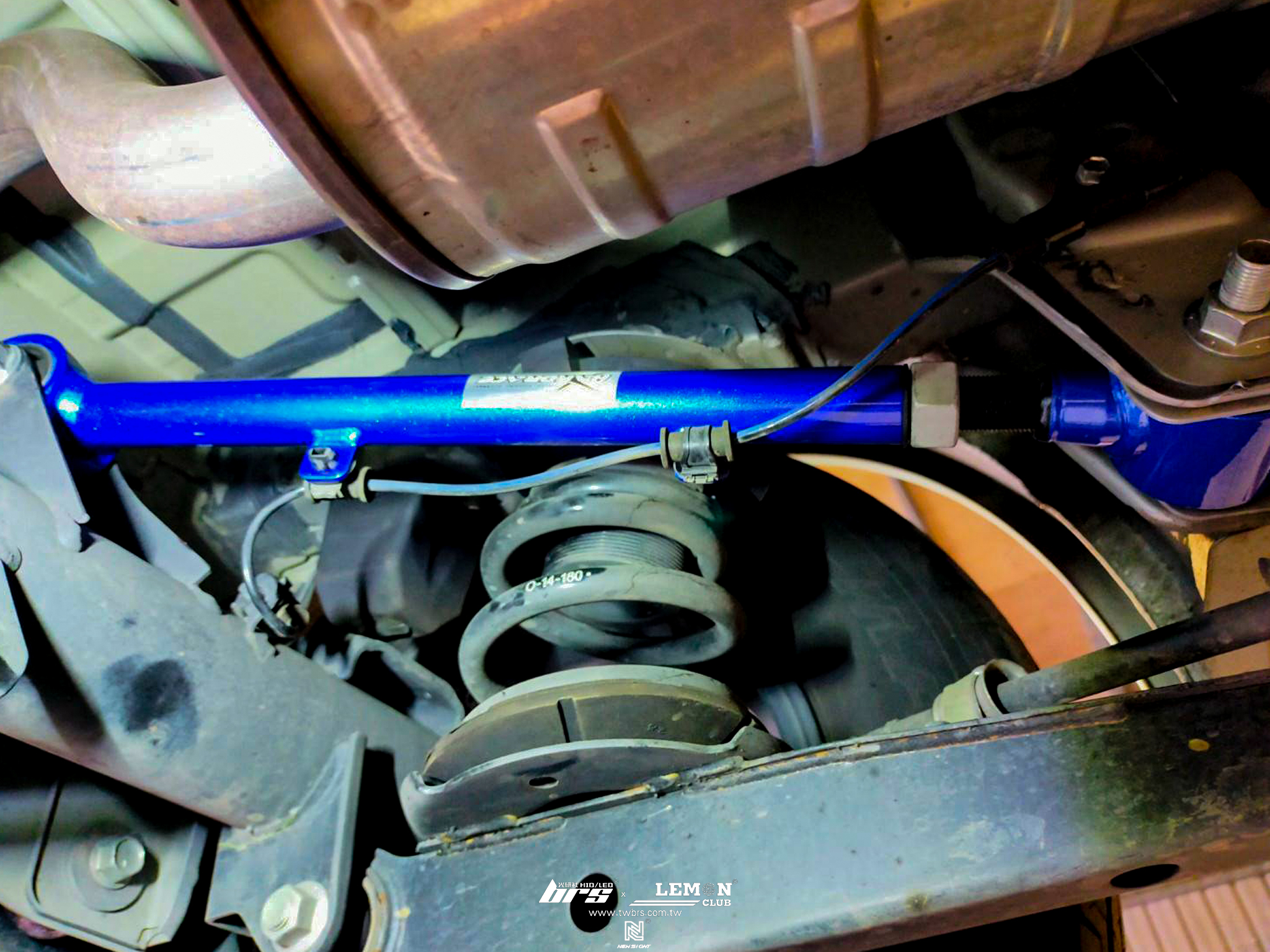 Toyota Town Ace 安裝 HARDRACE 後彈簧緩衝墊+HARDRACE 後上拉桿