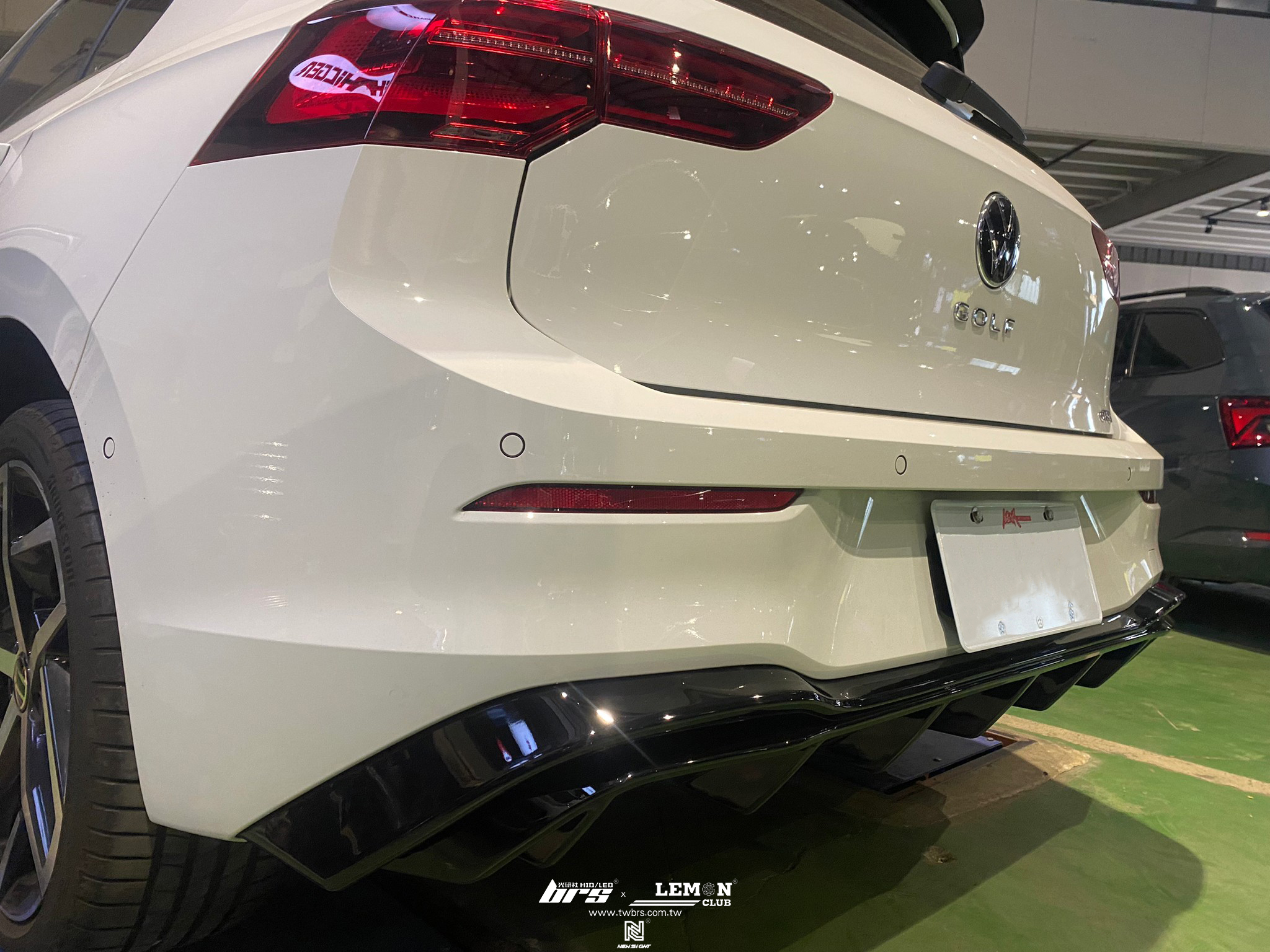 Volkswagen Golf 8 安裝 鋼琴黑後視鏡蓋+類MAX無孔後下巴+MQB鋁合金踏板(三件式)