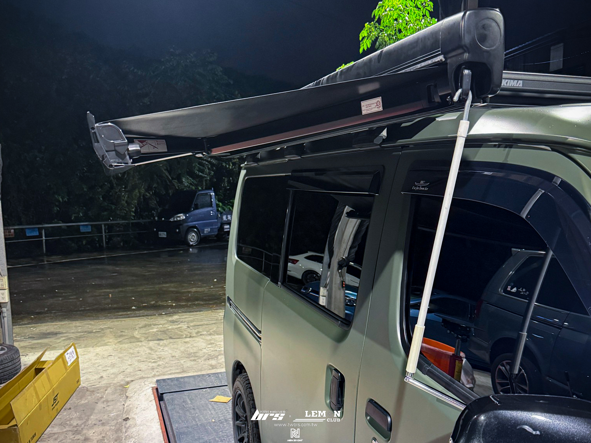 Toyota Town Ace 安裝 YAKIMA車頂平台架+黑化車邊帳-2.5米+專用尾門爬梯