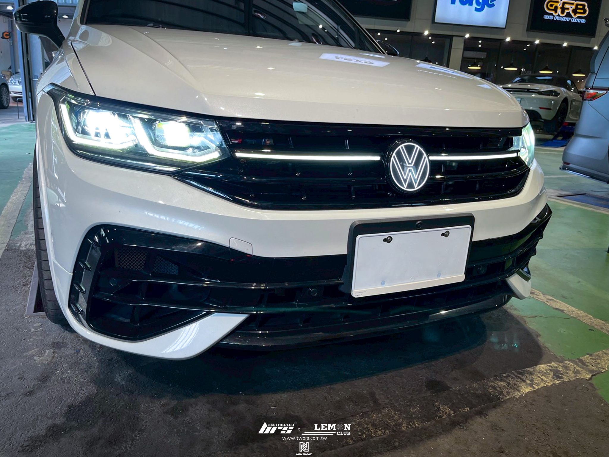 Volkswagen New Tiguan 安裝 原廠21年式日行燈水箱罩+副廠21年式水箱罩夜色套件+發光廠徽
