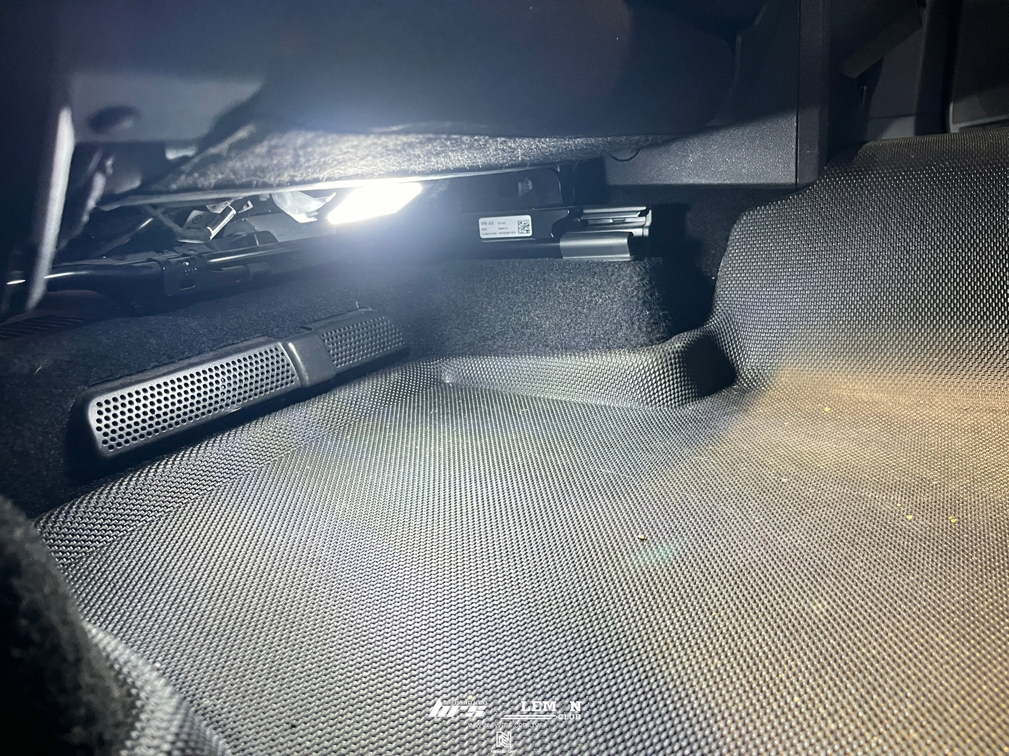 Volkswagen New Tiguan 安裝 原廠後座腳窩燈+VAG系列腳窩燈