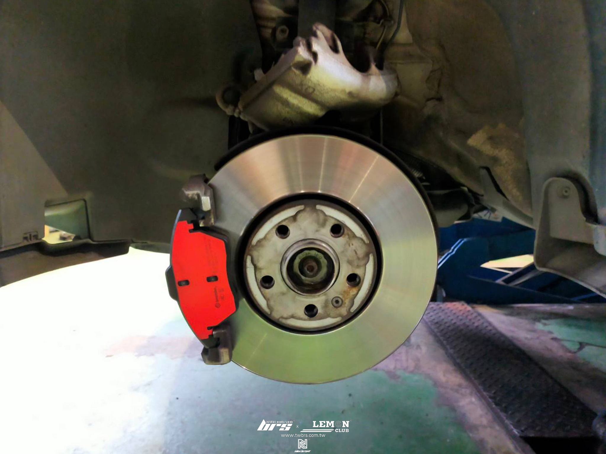 Skoda Fabia 保養(德國Rheinol萊茵機油5W30+原廠機油芯+原廠洩油螺絲+原廠洩油螺絲墊片)+Brembo前後來令片(紅皮)