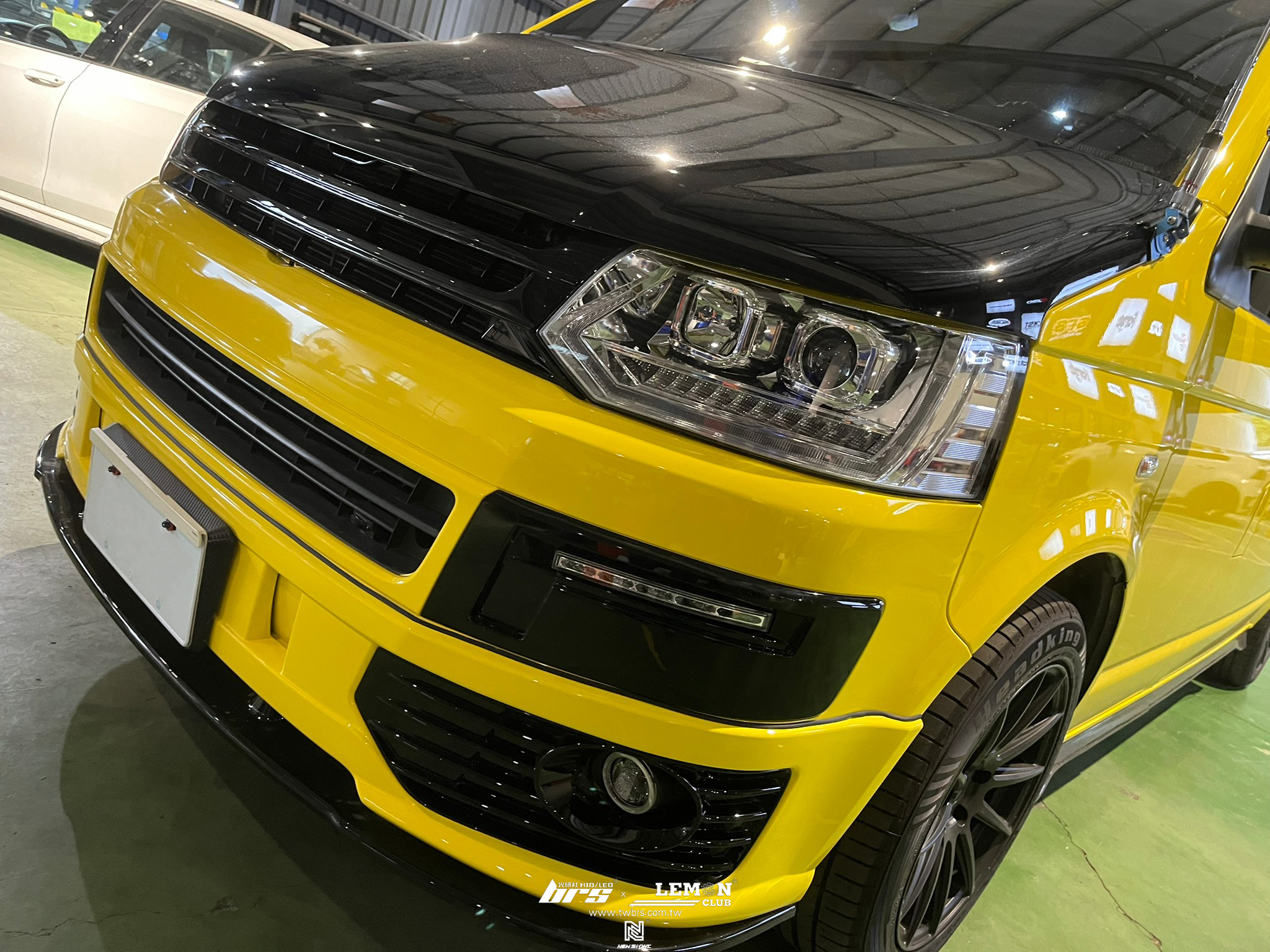 Volkswagen T5 安裝 單近魚眼大燈總成+大燈HIGHLIGHT SS款(高階款) 6500K