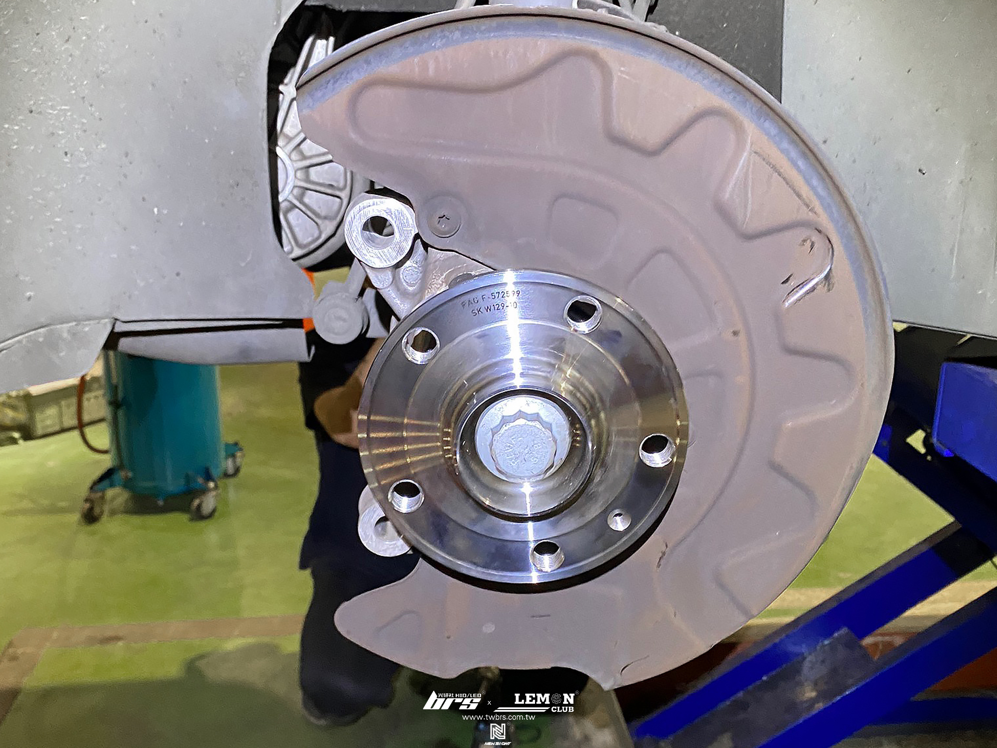 Skoda Superb 保養(前輪軸承+哈夫+萊茵機油5W30+機油芯+引擎油底殼放油螺絲)