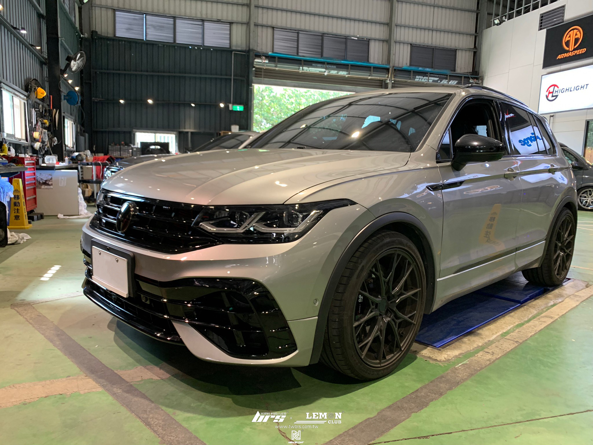 Volkswagen New Tiguan 安裝 20年式升級21年式副廠TIGUAN R前保套件+21年式原廠高階大燈+原廠亮黑水箱罩+環景校正