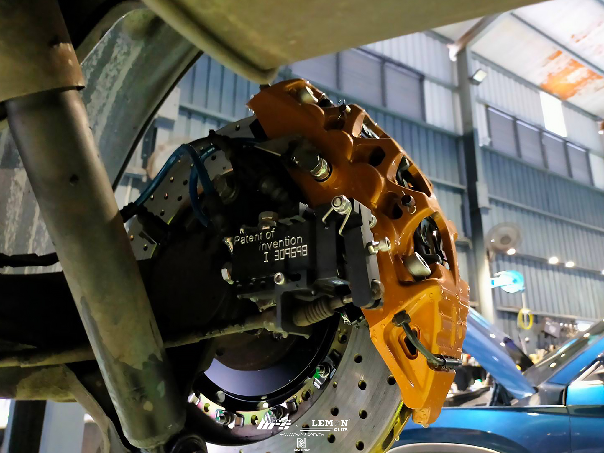 Volkswagen T6 安裝 D2八活塞前後卡鉗+400mm加大碟盤+20吋鍛造鋁圈+手煞車機構+HUNTER 3D電腦四輪定位