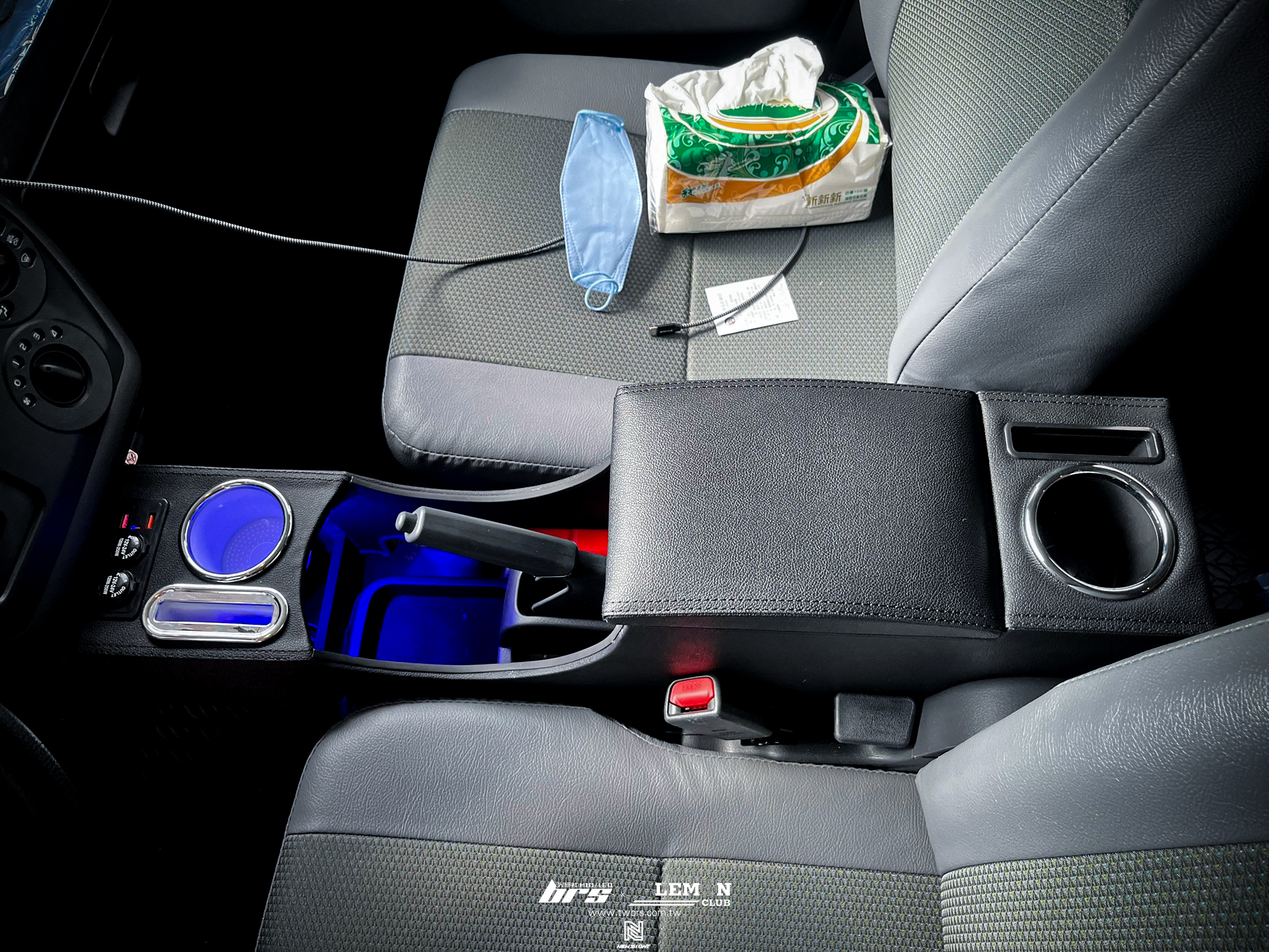 Toyota Town Ace 安裝 中央置物扶手