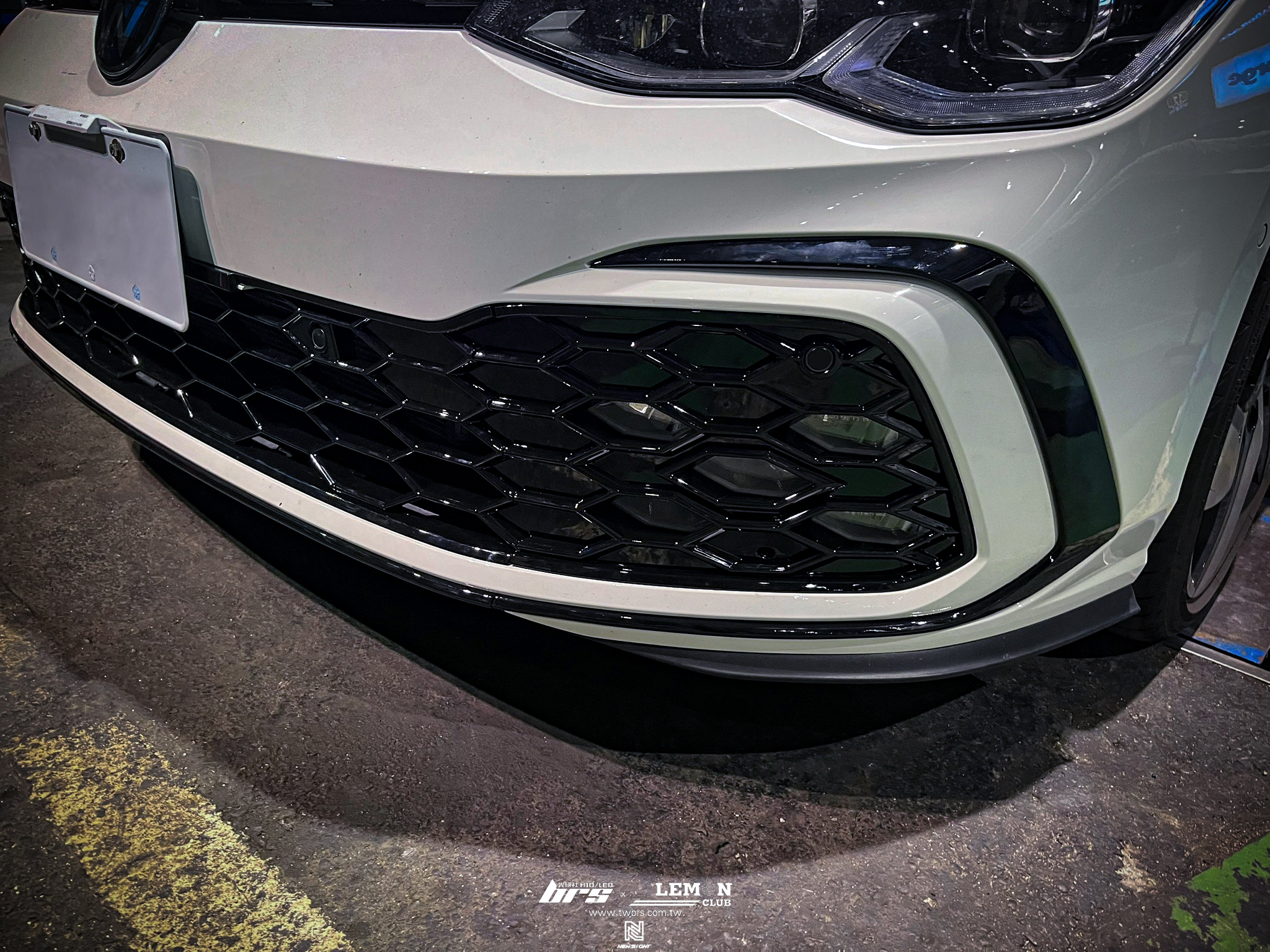 Volkswagen Golf 8 GTI 安裝 前保夜色套件