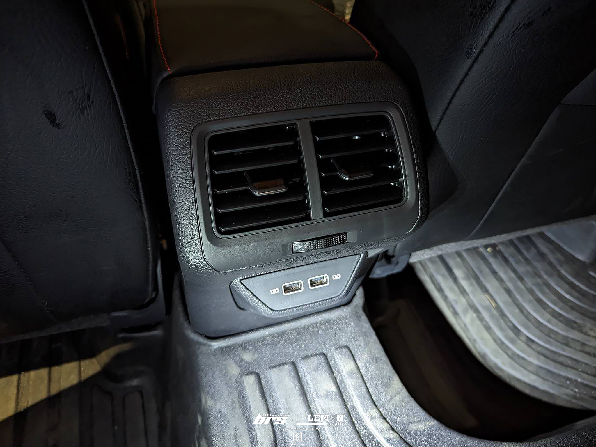 Volkswagen Golf 7 Variant 保養(機油+原廠機油芯+原廠洩油螺絲+墊片)+前門照地燈+後座USB充電座