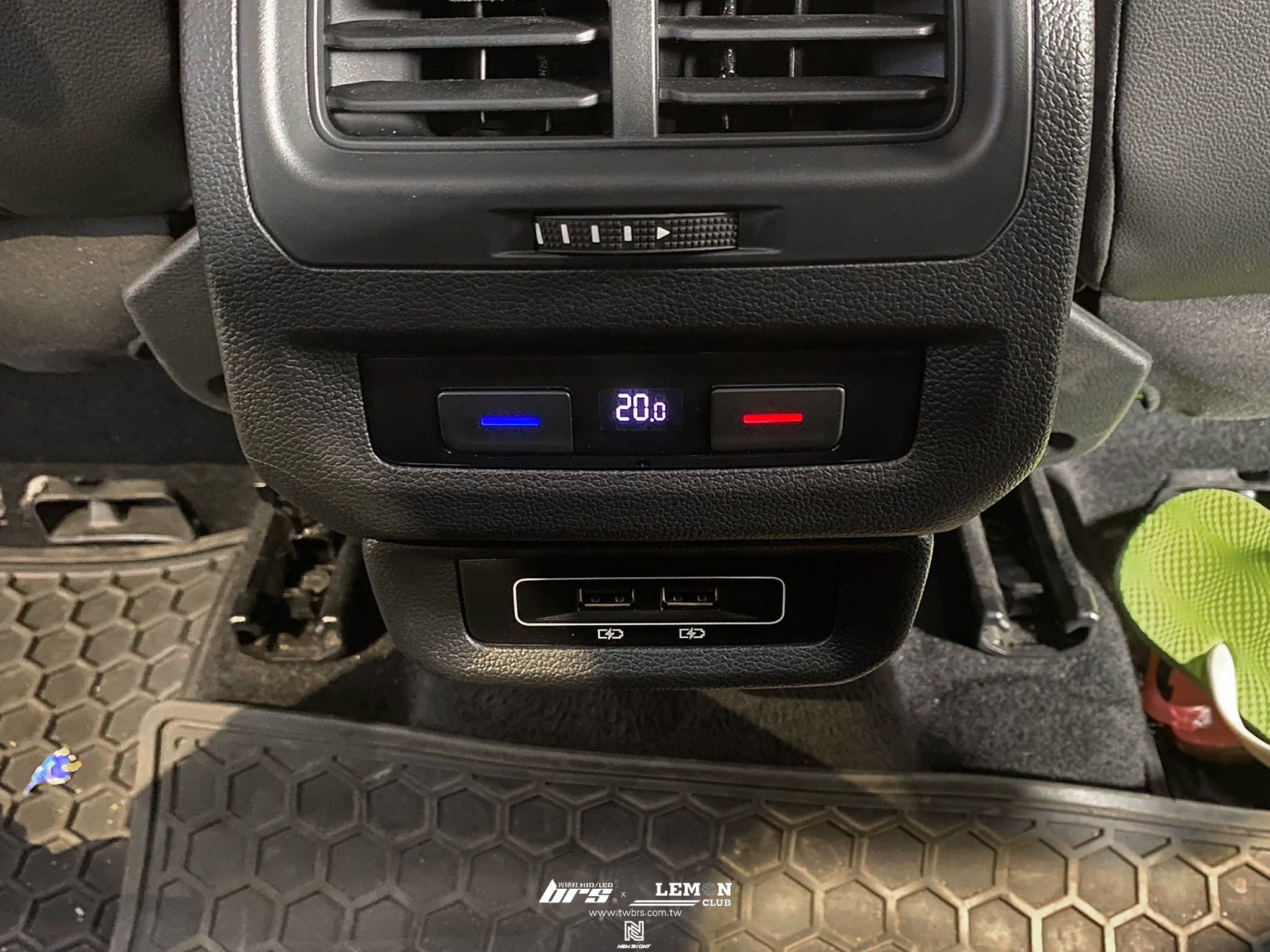 Volkswagen Touran 安裝 後座USB充電座