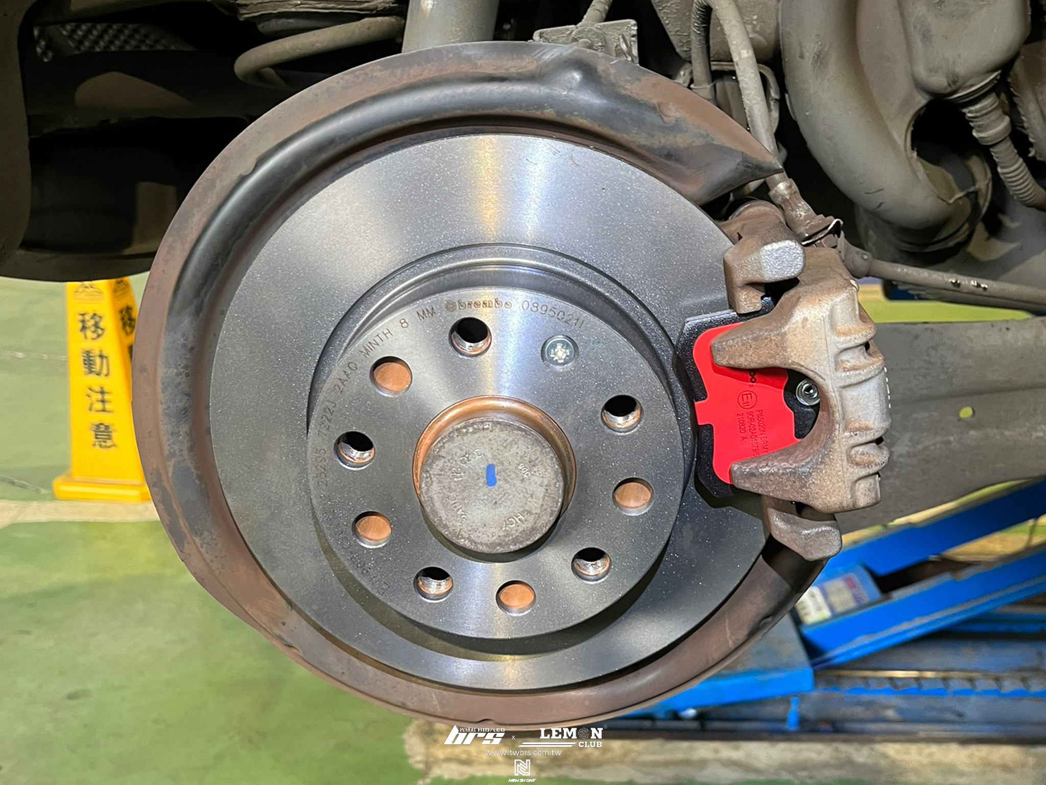 Skoda Yeti 安裝 後Brembo253x10碟盤更換+後Brembo來令片(紅皮)+DOT4號剎車油