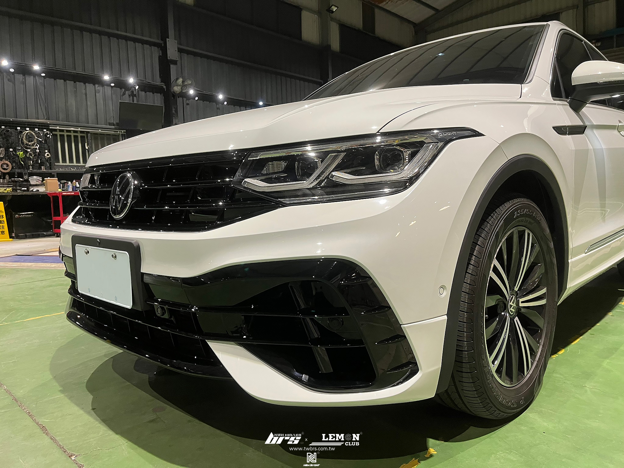 Volkswagen New Tiguan 安裝 R前保桿+R後保桿+四門浪板烤漆+R-Line尾翼+21年式動態流水尾燈+原廠亮黑水箱罩+環景校正