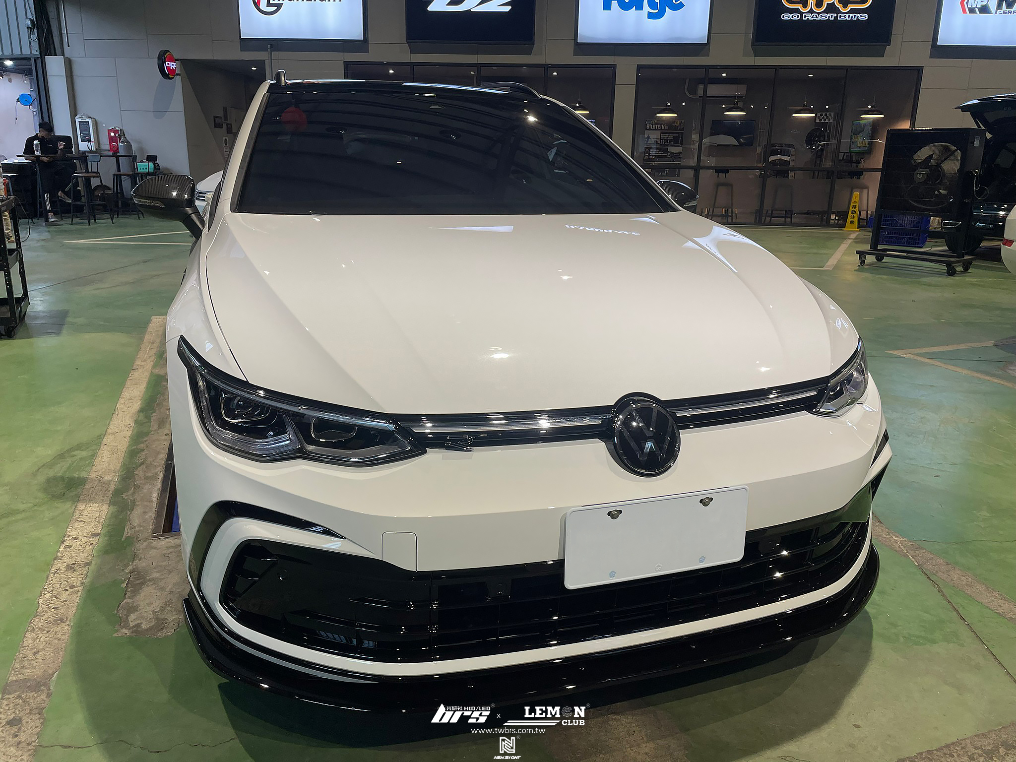 Volkswagen Golf 8 Variant 安裝 類MAX前下巴+碳纖維後視鏡蓋