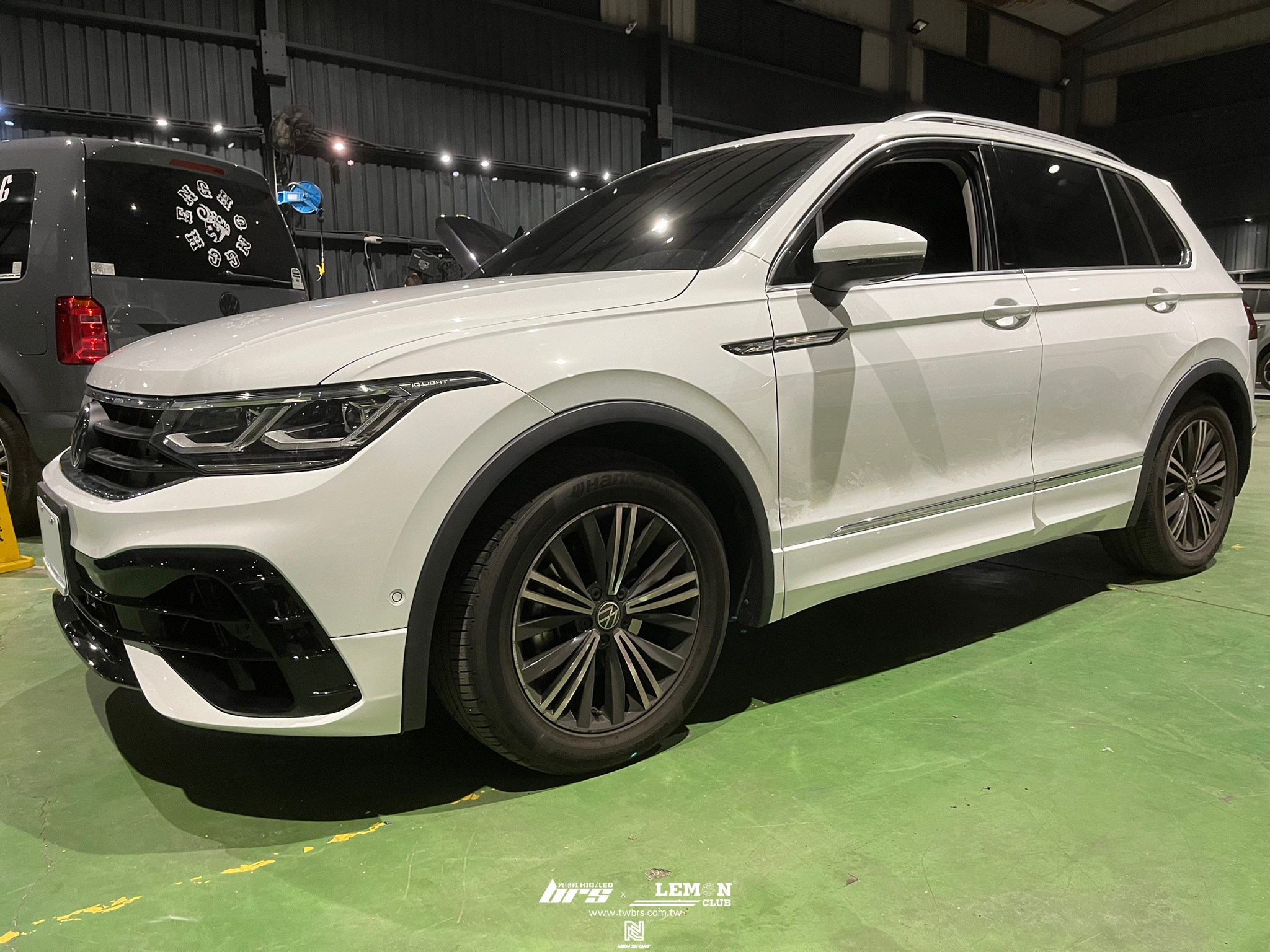 Volkswagen New Tiguan 安裝 R前保桿+R後保桿+副廠門下飾板+副廠21年式動態流水尾燈+前R-Line輪弧+後R-Line輪弧+R-line尾翼+環景校正