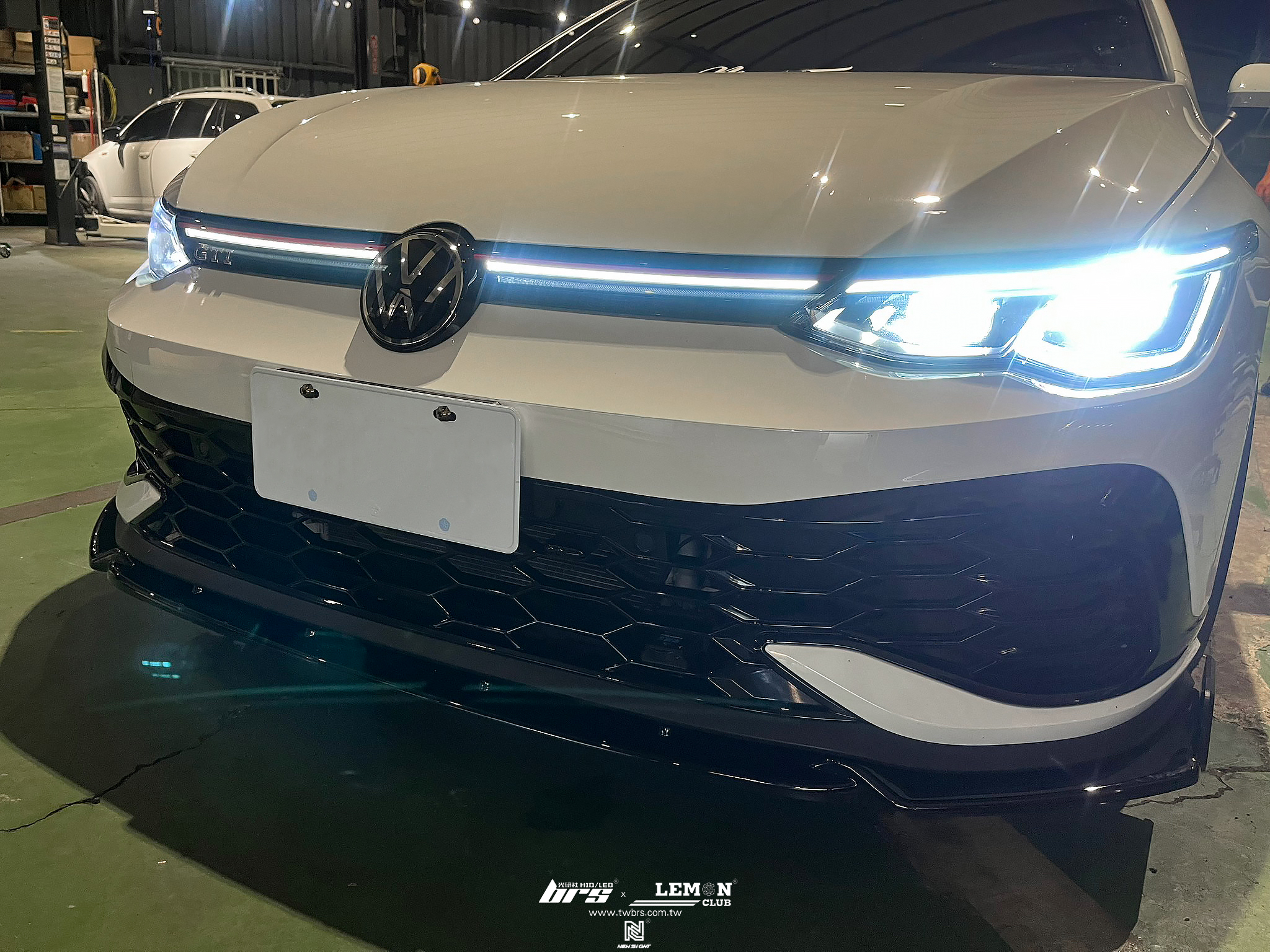Volkswagen Golf 8 GTI 安裝 類MAX前下巴