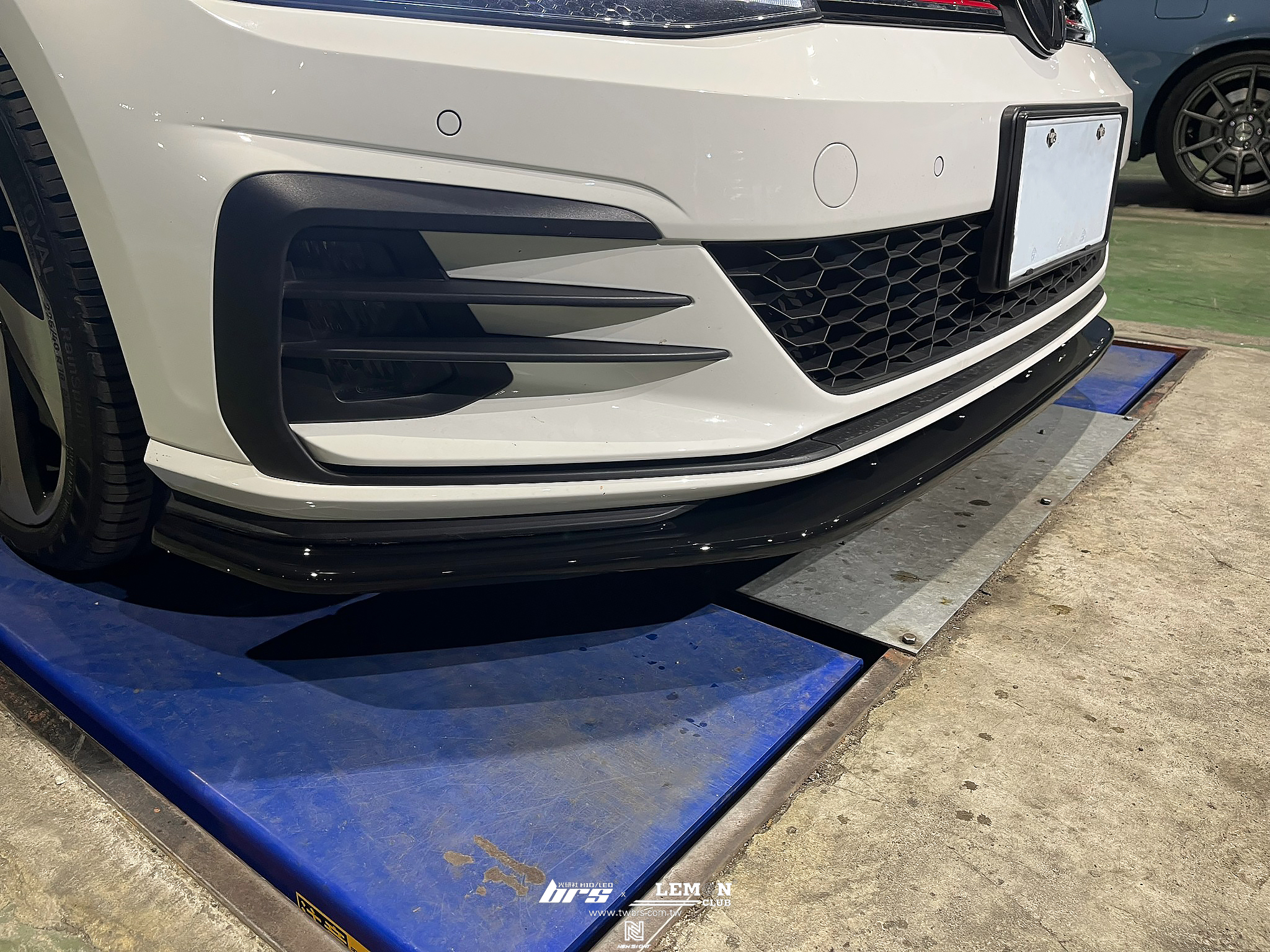 Volkswagen Golf 7.5 GTI 安裝 類MAX前下巴+類MAX側裙+專用牌照燈