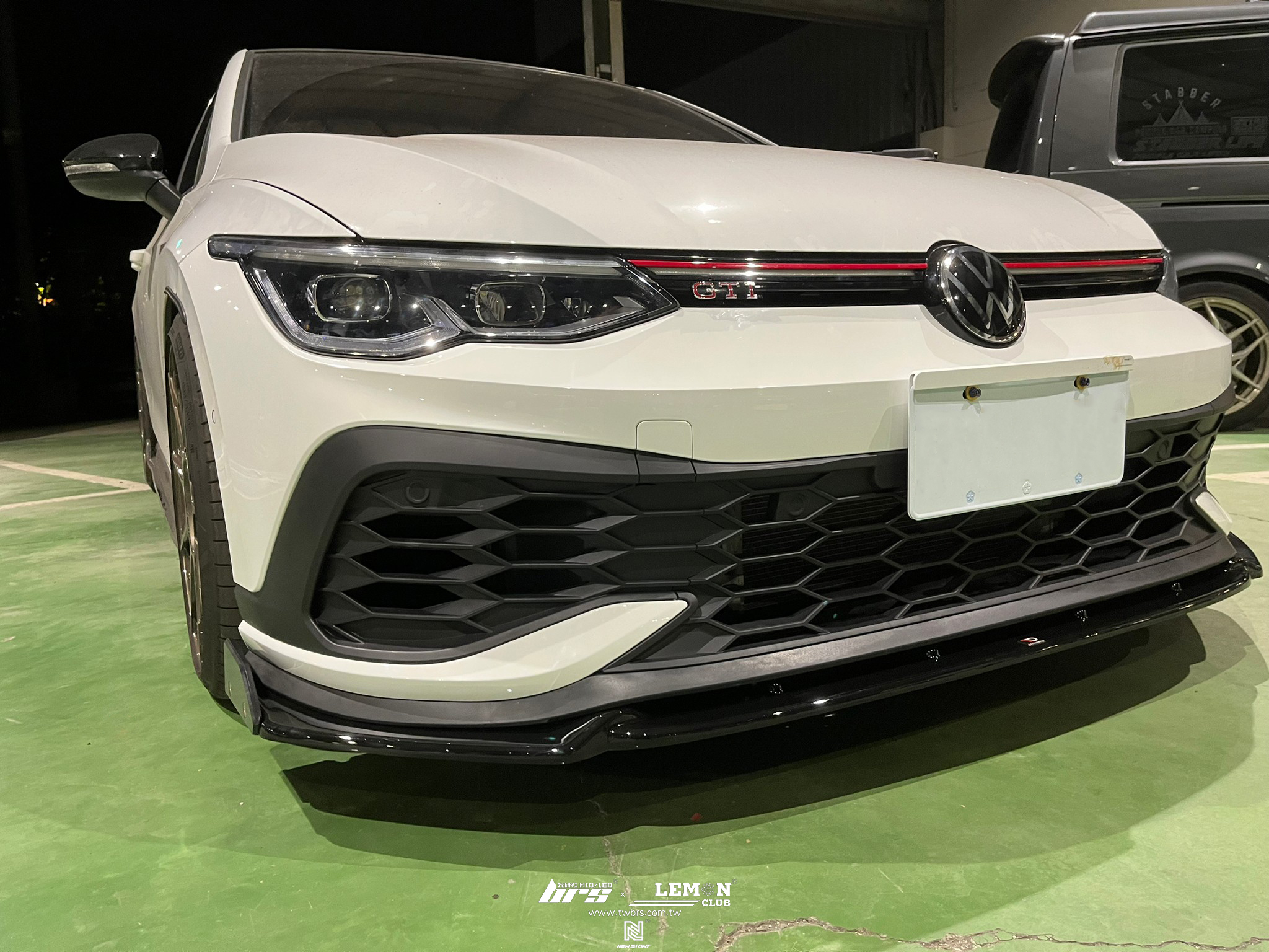 Volkswagen Golf 8 GTI 安裝 Golf 8 GTI CS 前保桿+Golf 8 GTI CS ClubSport 類Max前下巴(亮黑)+Maxton Design標