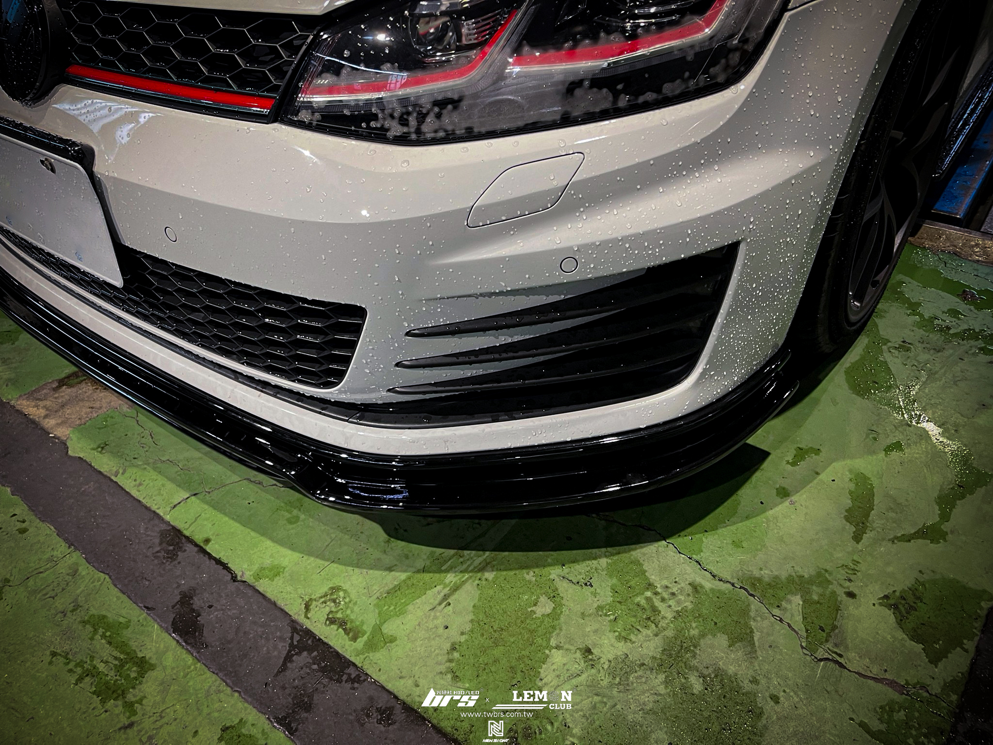 Volkswagen Golf 7 GTI 安裝 RZ款鋼琴黑前下巴