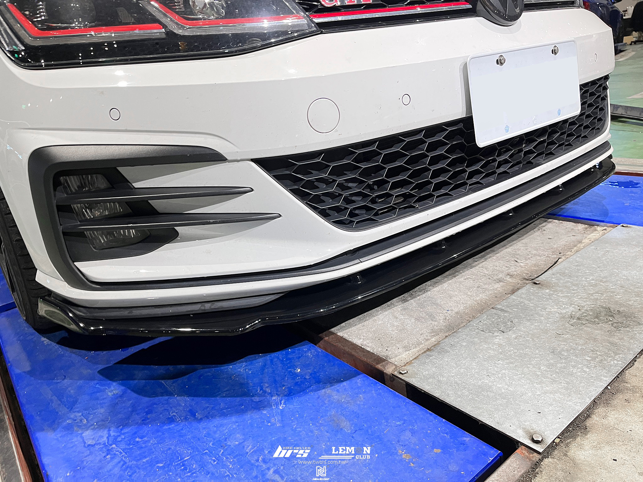 Volkswagen Golf 7.5 GTI 安裝 前下巴+TCR副廠後下擾流+後視鏡流水方向燈