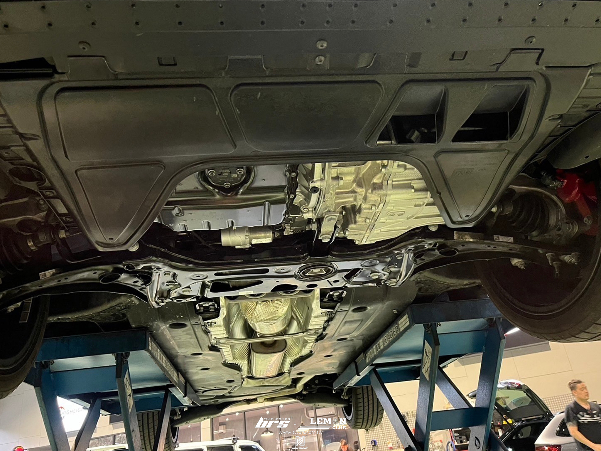 Skoda Octavia MK4 RS 安裝 Golf8 R下護板(開孔設計，加強變速箱導風散熱)