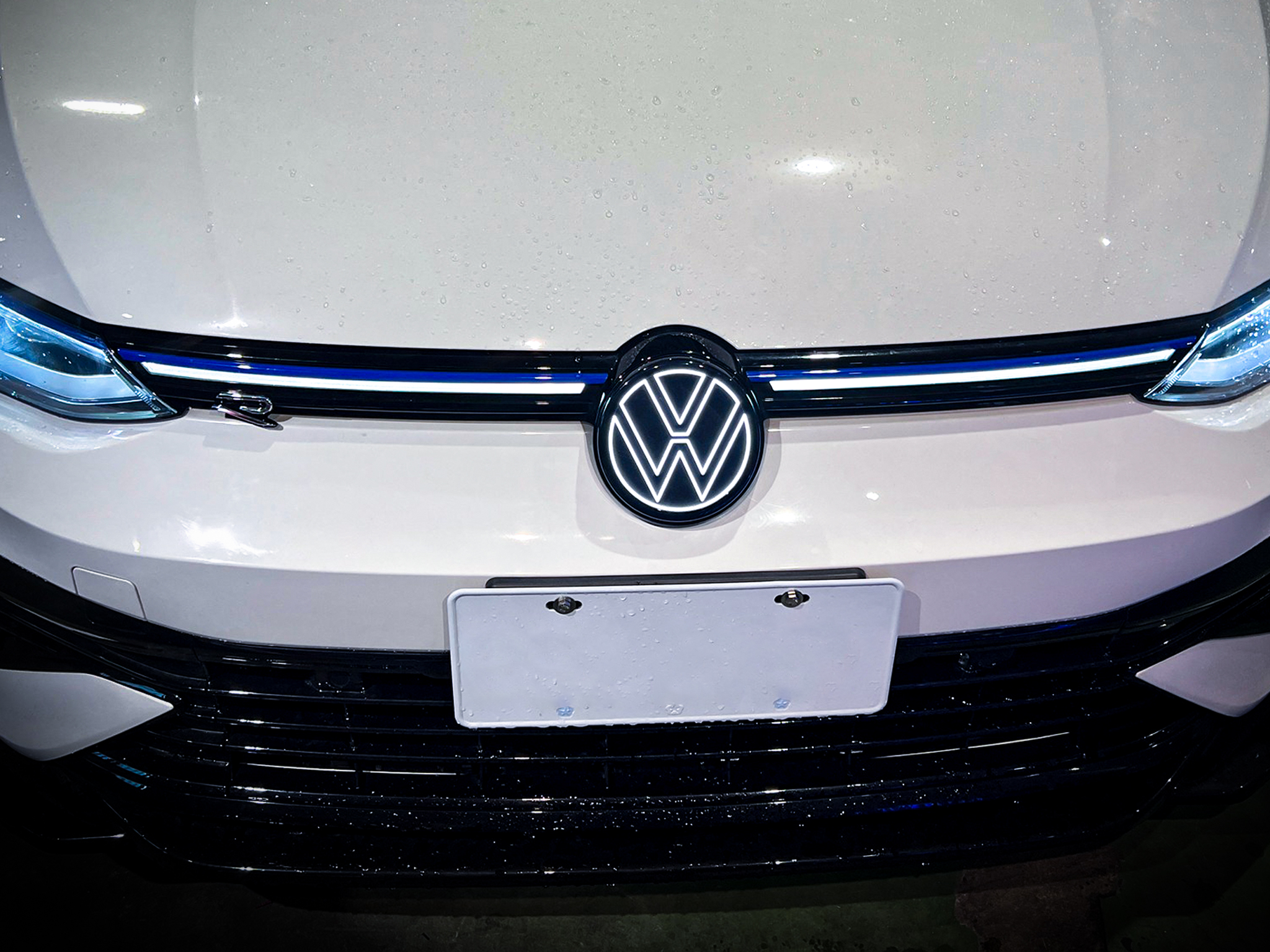 Volkswagen Golf 8 安裝 發光前標