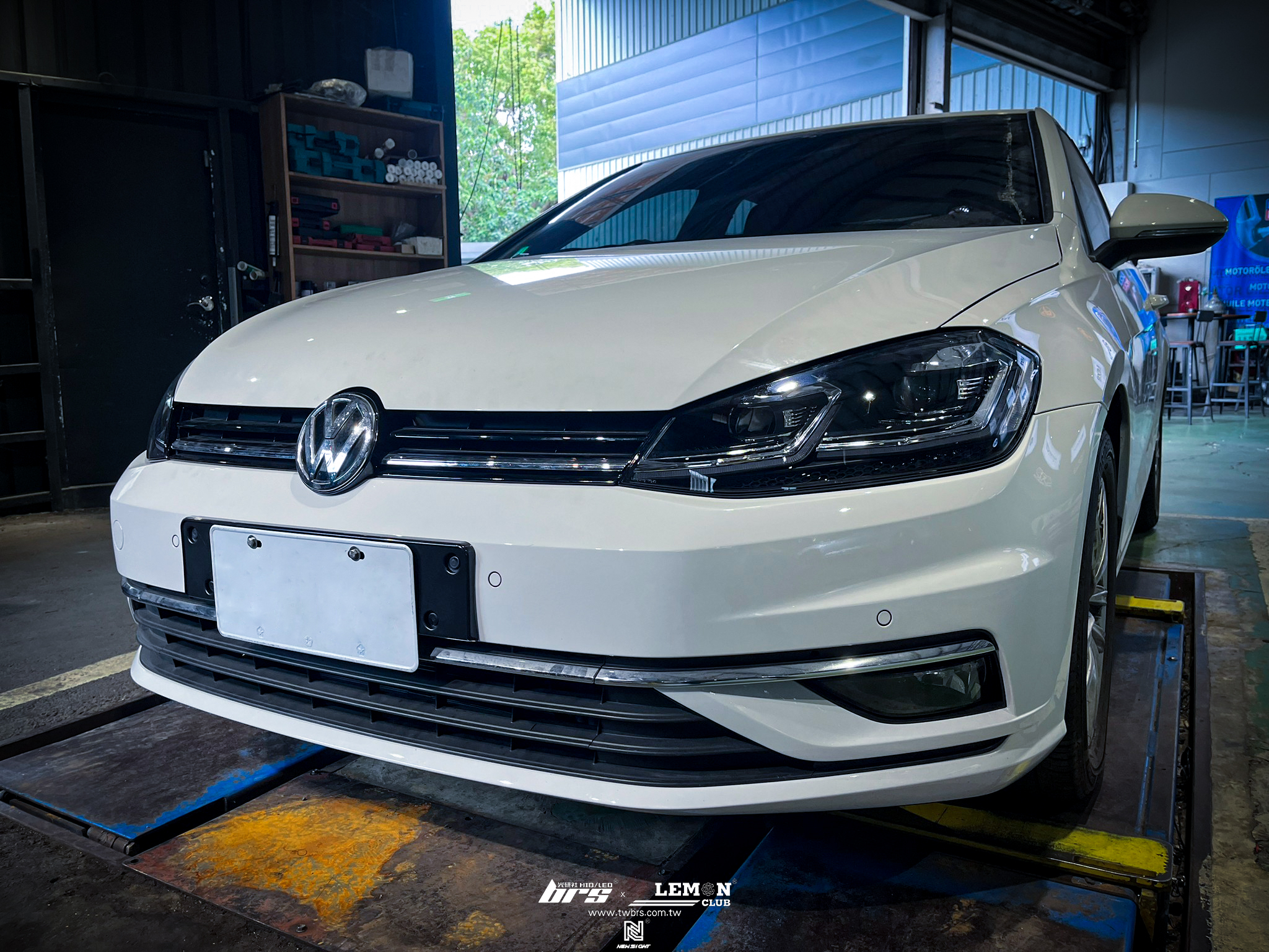 Volkswagen Golf 7.5 安裝 大燈上支架+副廠引擎蓋+副廠葉子板+副廠前保內鐵+副廠水箱架+副廠變速箱冷卻器+副廠前保桿內支架+銀線魚眼大燈總成+前保桿