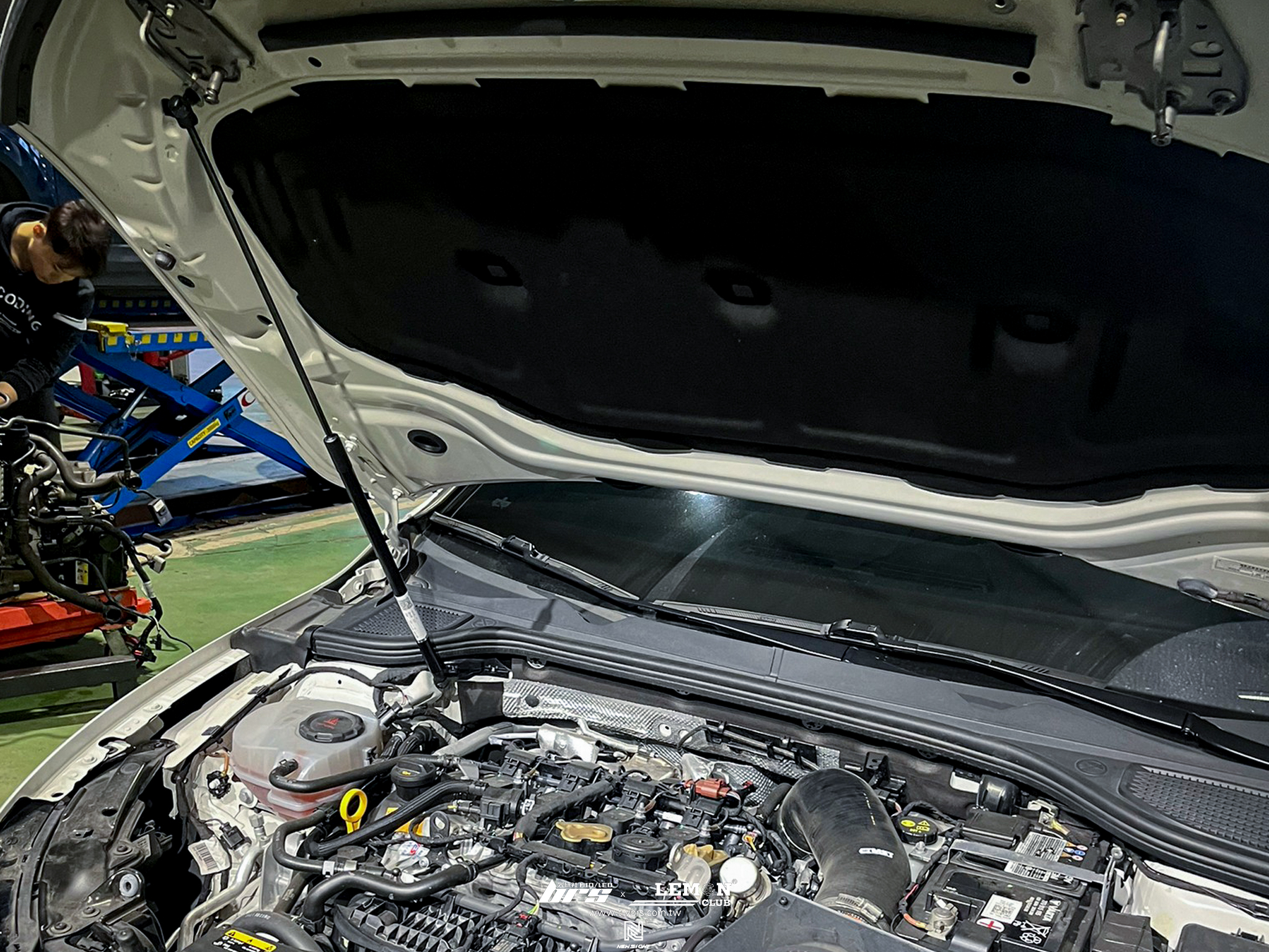 Volkswagen Golf 8 GTI 安裝 引擎蓋油壓撐桿