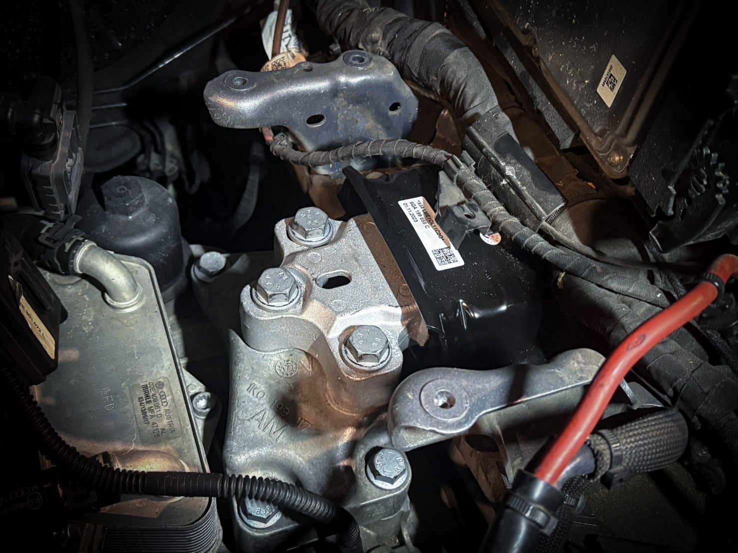 Volkswagen Touran 保養 原廠引擎腳更換+原廠變速箱腳更換