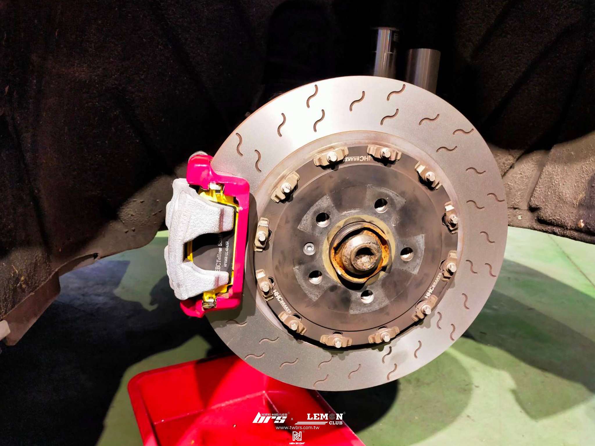 Audi A5 安裝 AICON RC6卡鉗+碟盤+HHC後370加大碟盤+EBC後來令片+後碟盤平面車削+集風罩