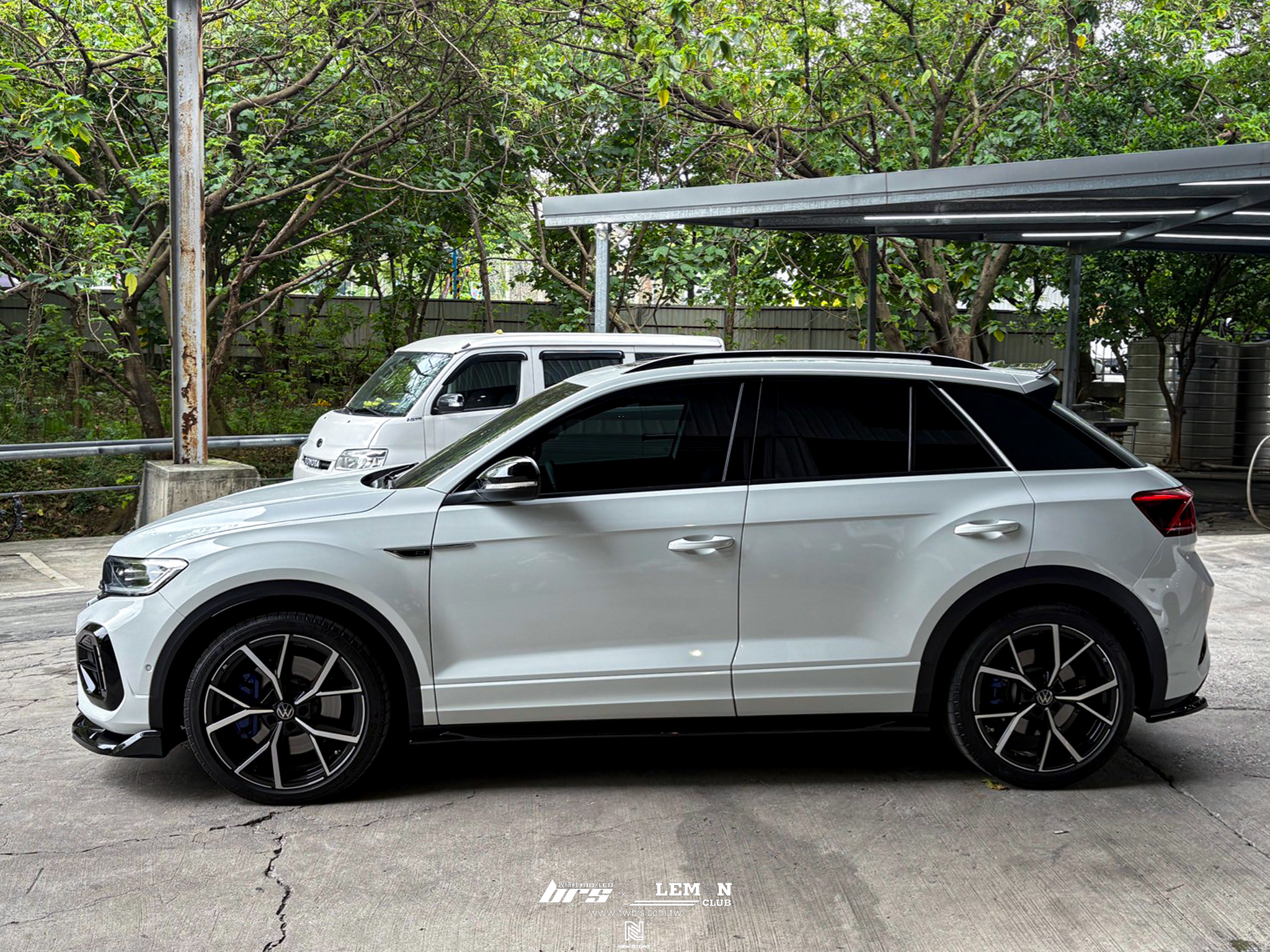 Volkswagen T-ROC R 安裝 類MAX前下巴-V1+類MAX側裙+類MAX後下擾流+後包角-V1+類MAX尾翼+類MAX後下包角+MQB冷氣外置濾芯